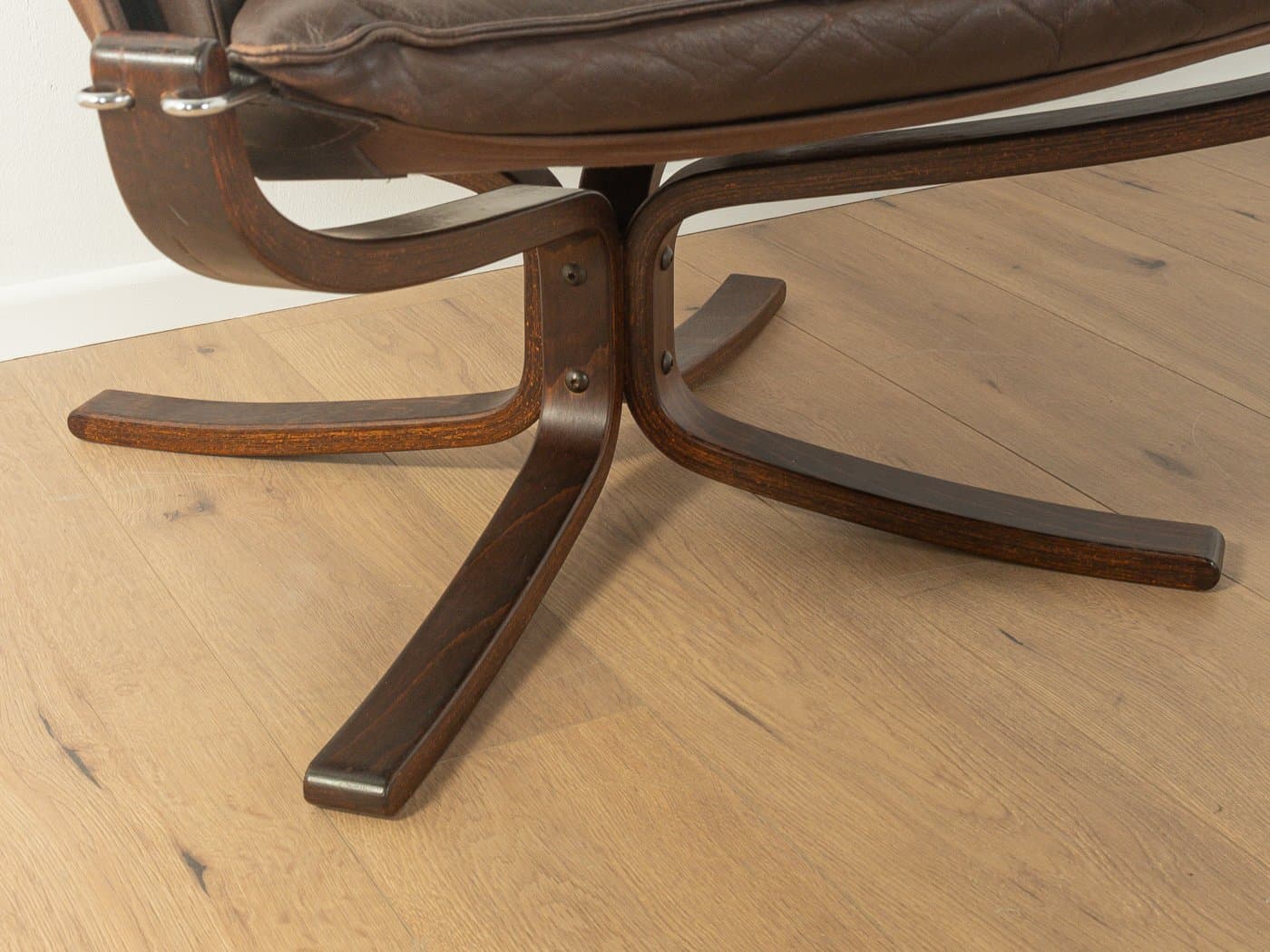 Zestaw fotela i podnóżka Falcon, skóra brązowa, teak brązowy, proj. S. Ressell, Vatne Møbler, Norwegia, lata 70. - 280664