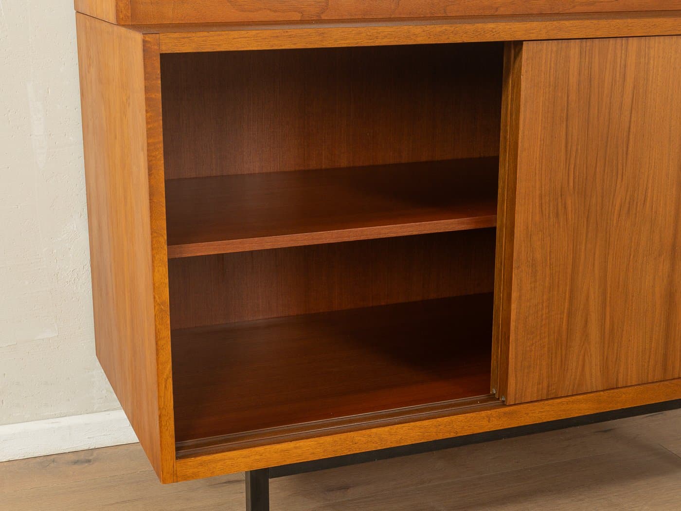 Witryna, orzech brązowy, szkło, stal czarna, Niemcy, lata 50. - 280234