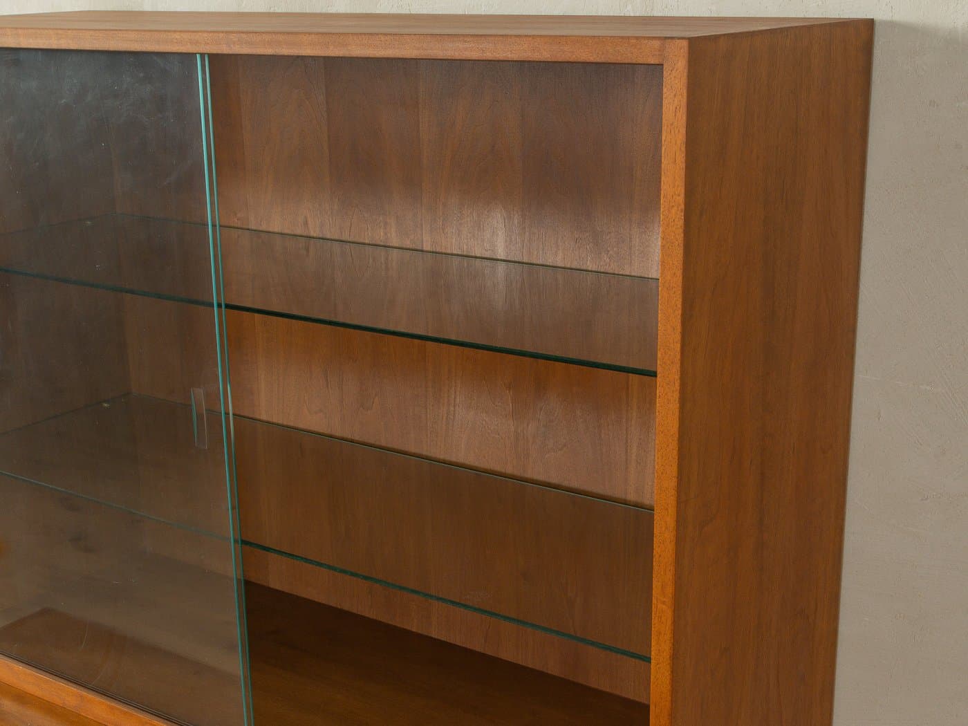 Witryna, orzech brązowy, szkło, stal czarna, Niemcy, lata 50. - 280233