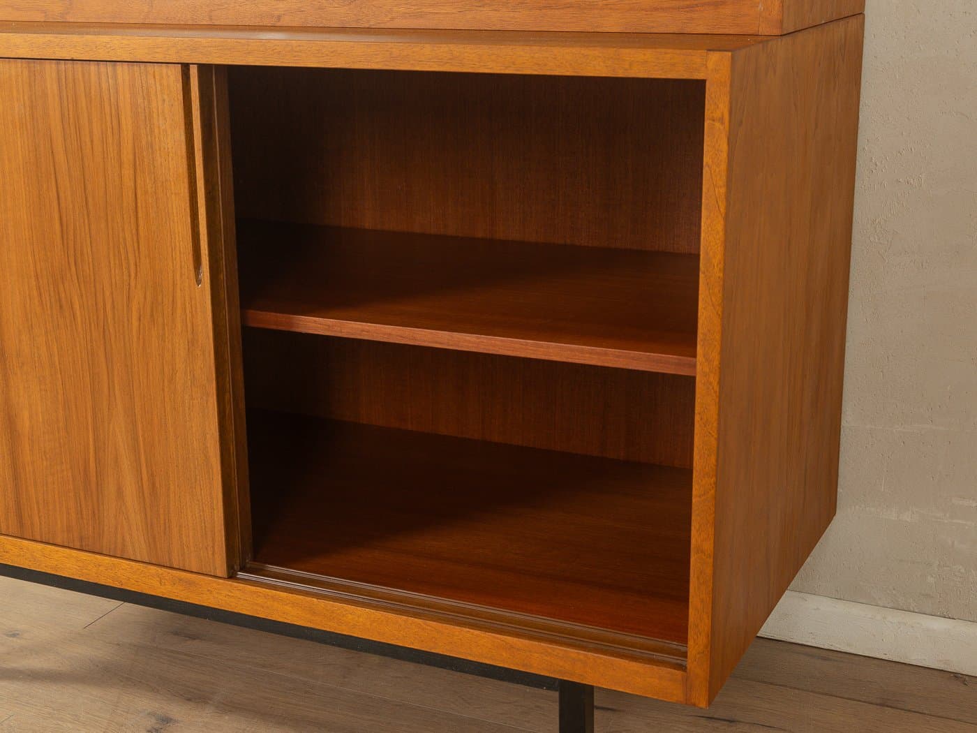 Witryna, orzech brązowy, szkło, stal czarna, Niemcy, lata 50. - 280235