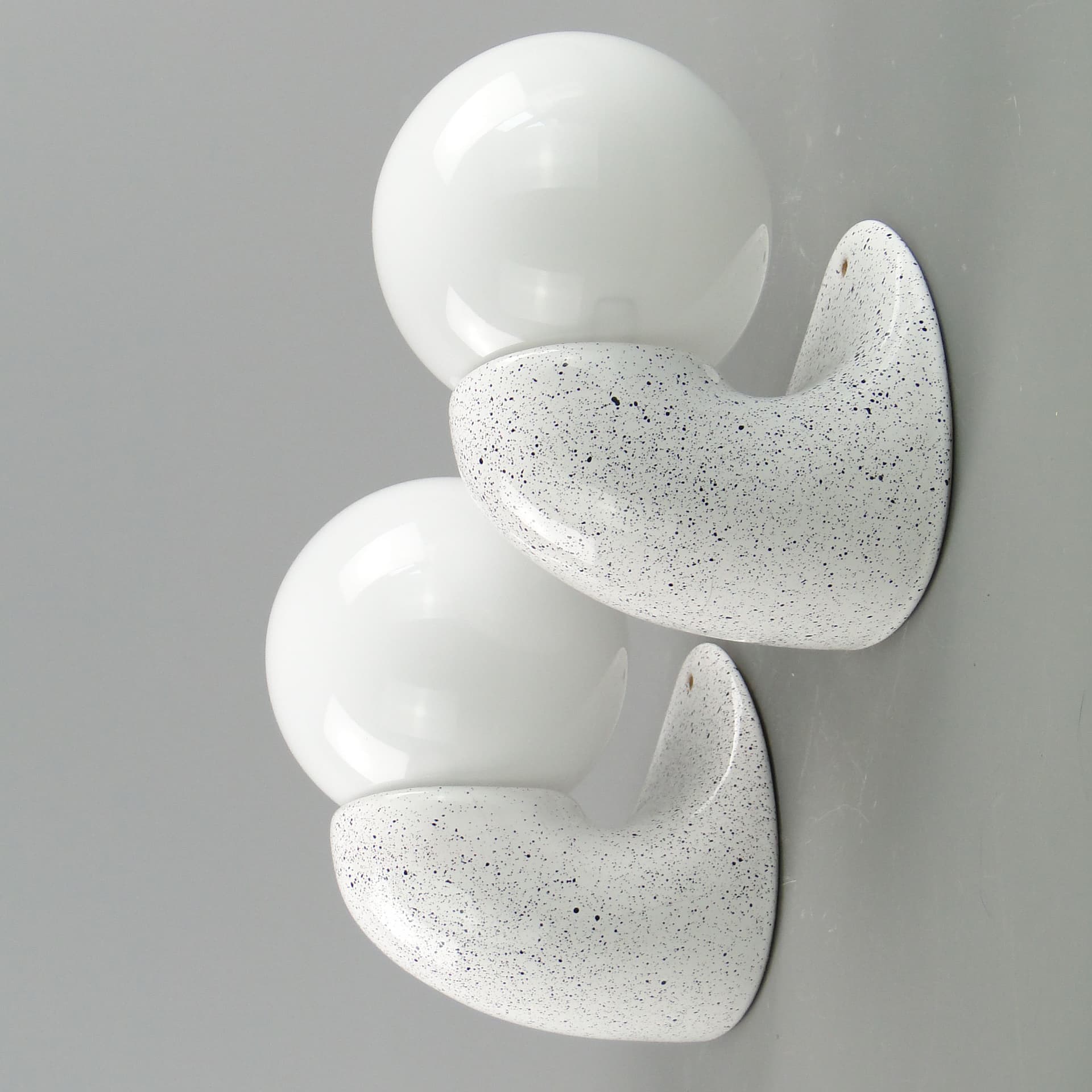 Para kinkietów modernistycznych, ceramika biała, szkło opalowe, Polska, lata 70. - 2151