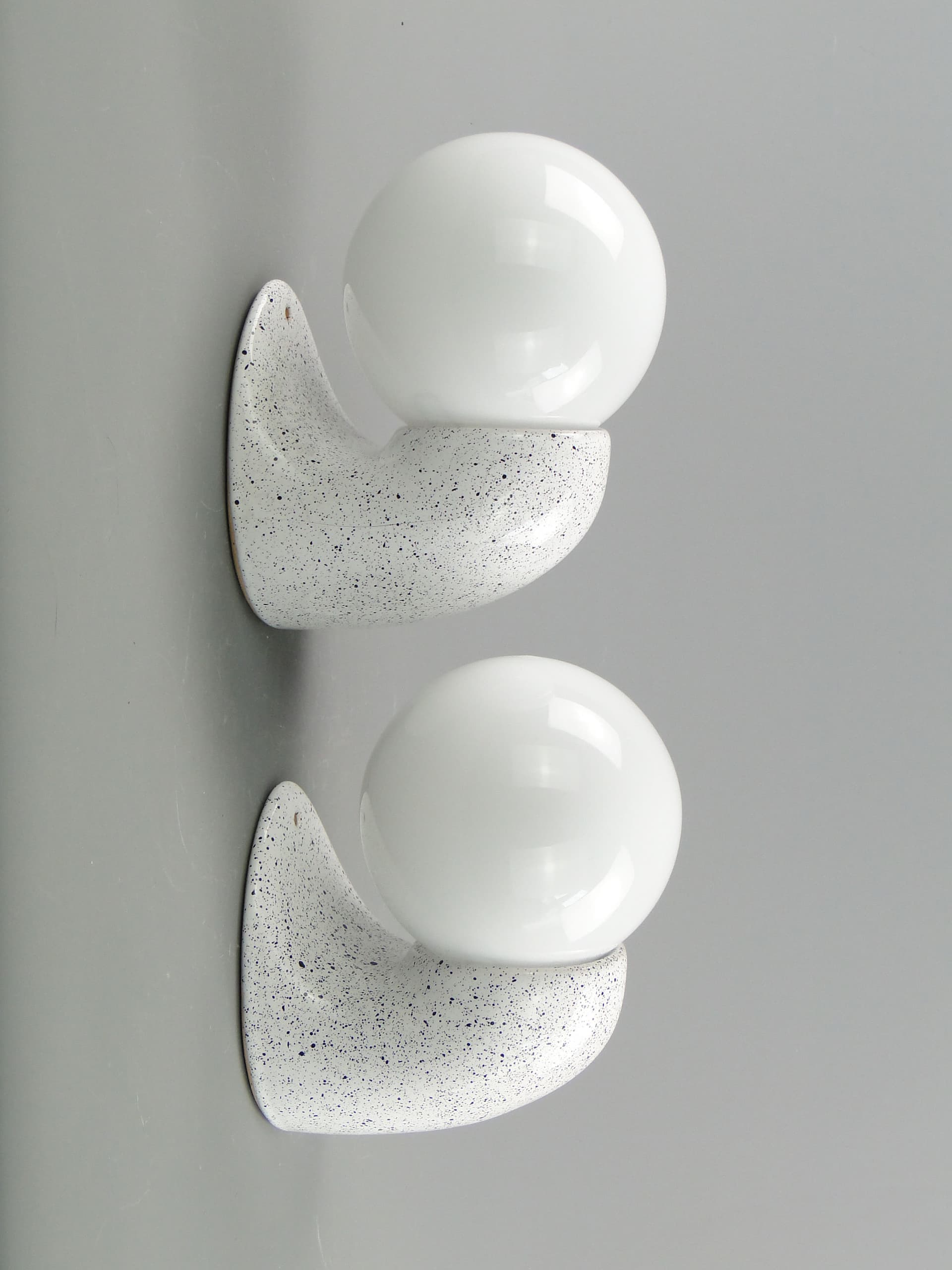 Para kinkietów modernistycznych, ceramika biała, szkło opalowe, Polska, lata 70. - 2150