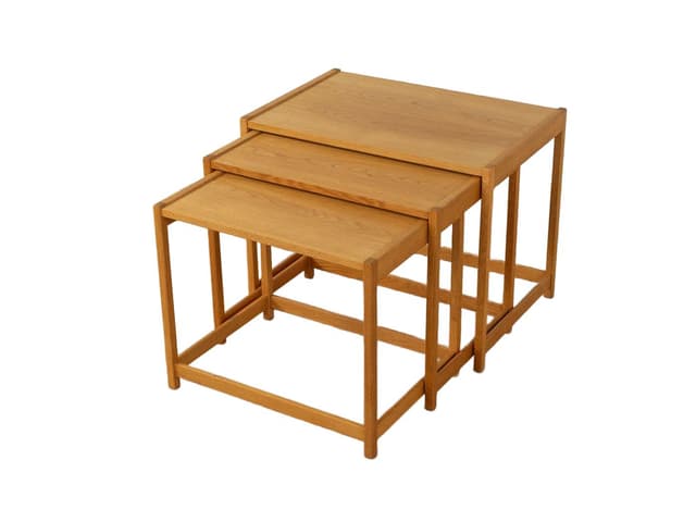 Zestaw trzech stolików nakładanych, dąb brązowy, proj. K. Østervig, Dania, lata 60. - WYMIARY