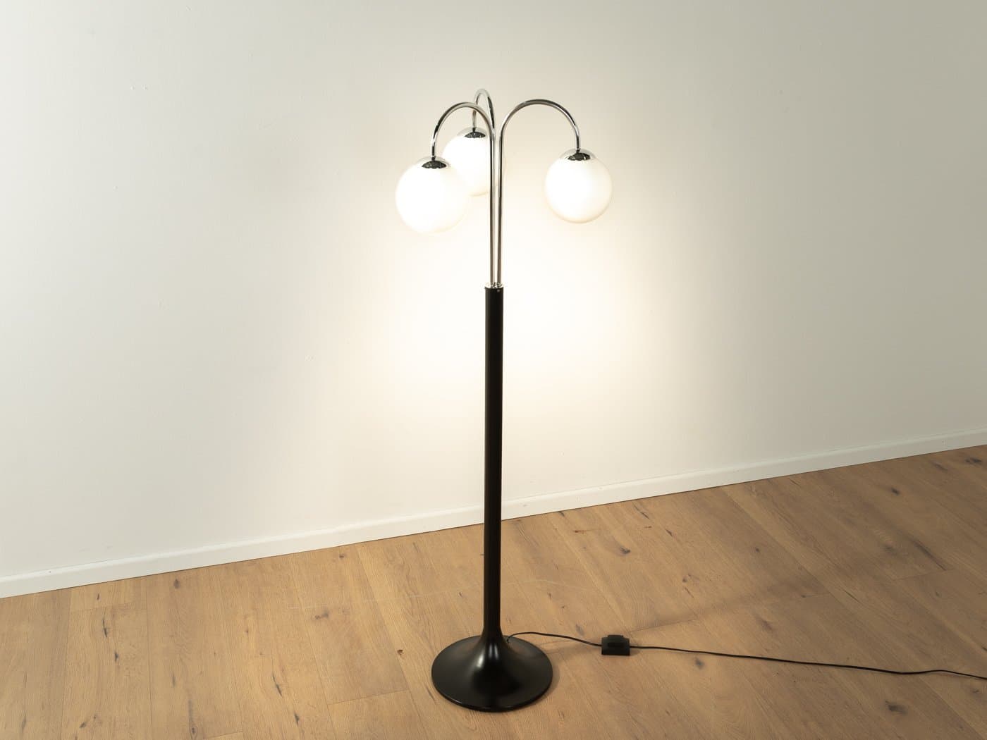 Lampa podłogowa Harmony, chrom, szkło matowe białe, plastik czarny, Ikea, Szwecja, lata 70. - 280065