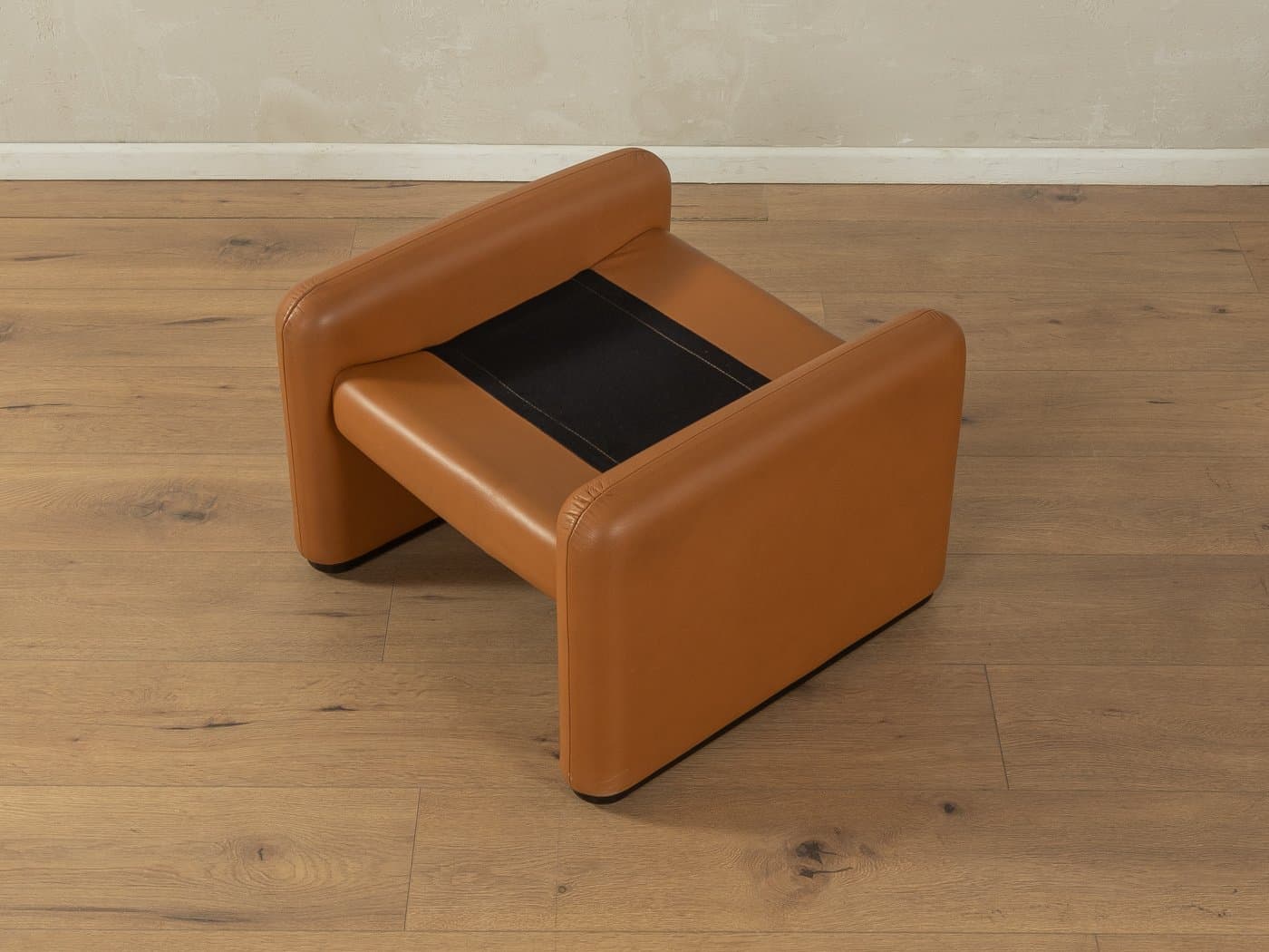 Zestaw fotel i podnóżek 675 Maralunga, skóra brązowa, proj. V. Magistretti, Cassina, Włochy, lata 70. - 279581