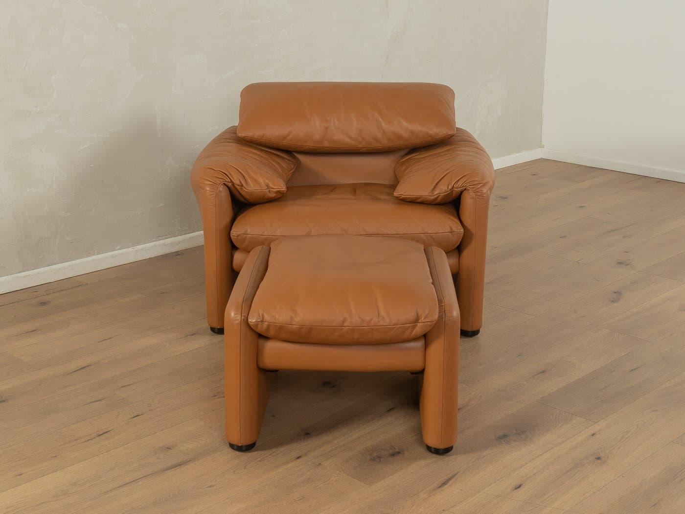 Zestaw fotel i podnóżek 675 Maralunga, skóra brązowa, proj. V. Magistretti, Cassina, Włochy, lata 70. - 279579