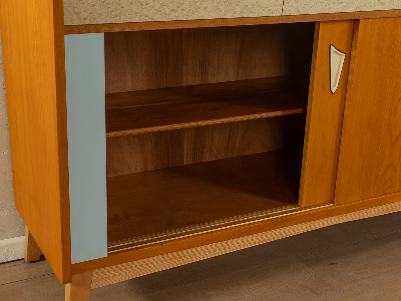 Kredens kuchenny, niebieski, jesion brązowy, szkło, Niemcy, lata 60. - 279550