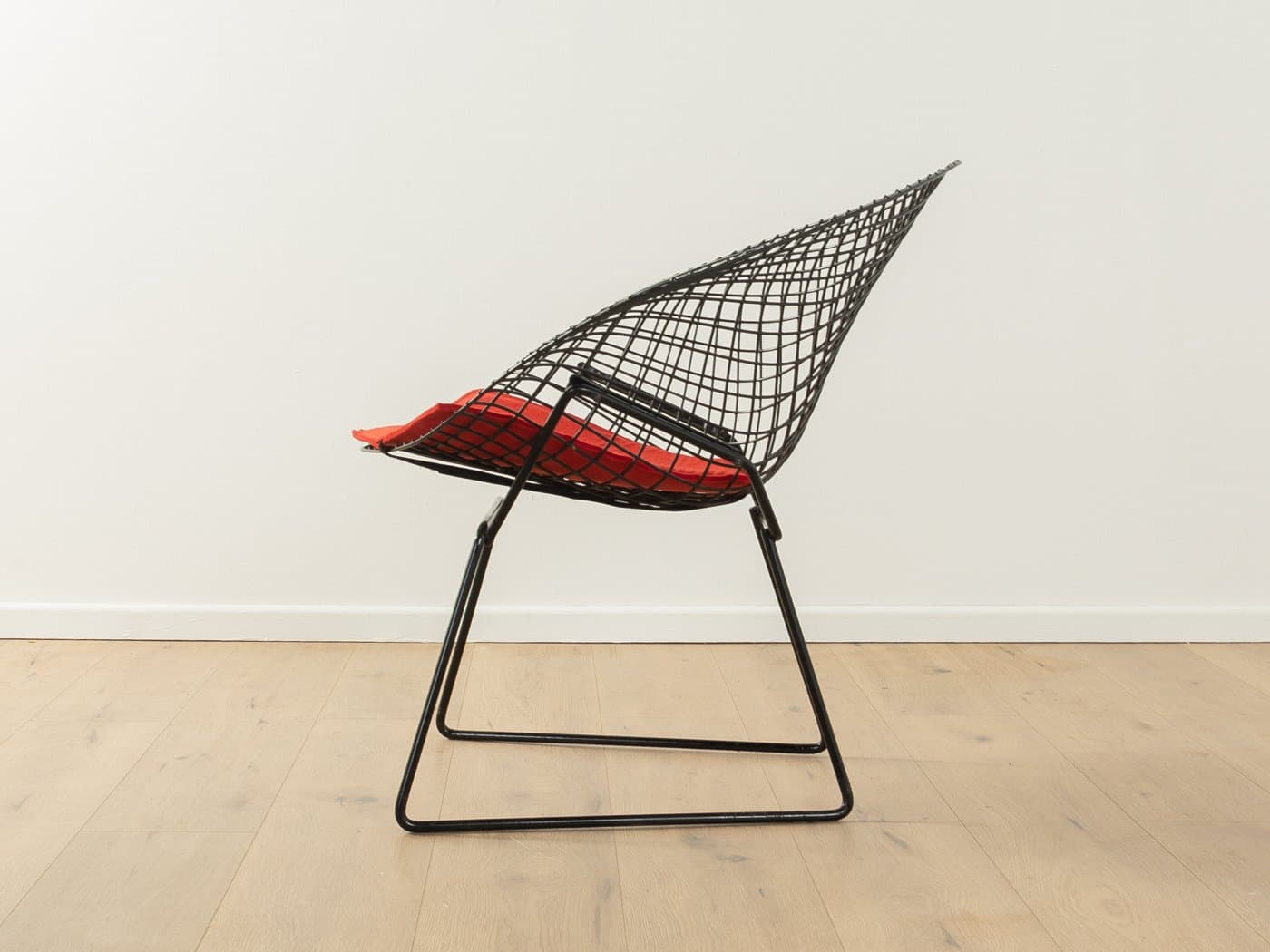 Fotel Diamond Chair HB_10, metal czarny, filc czerwony, proj. H. Bertoia, Knoll, Niemcy, lata 40. - 279382