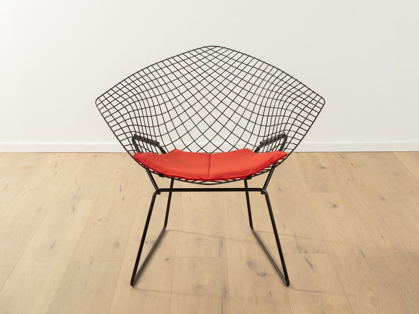 Fotel Diamond Chair HB_10, metal czarny, filc czerwony, proj. H. Bertoia, Knoll, Niemcy, lata 40. - 279383