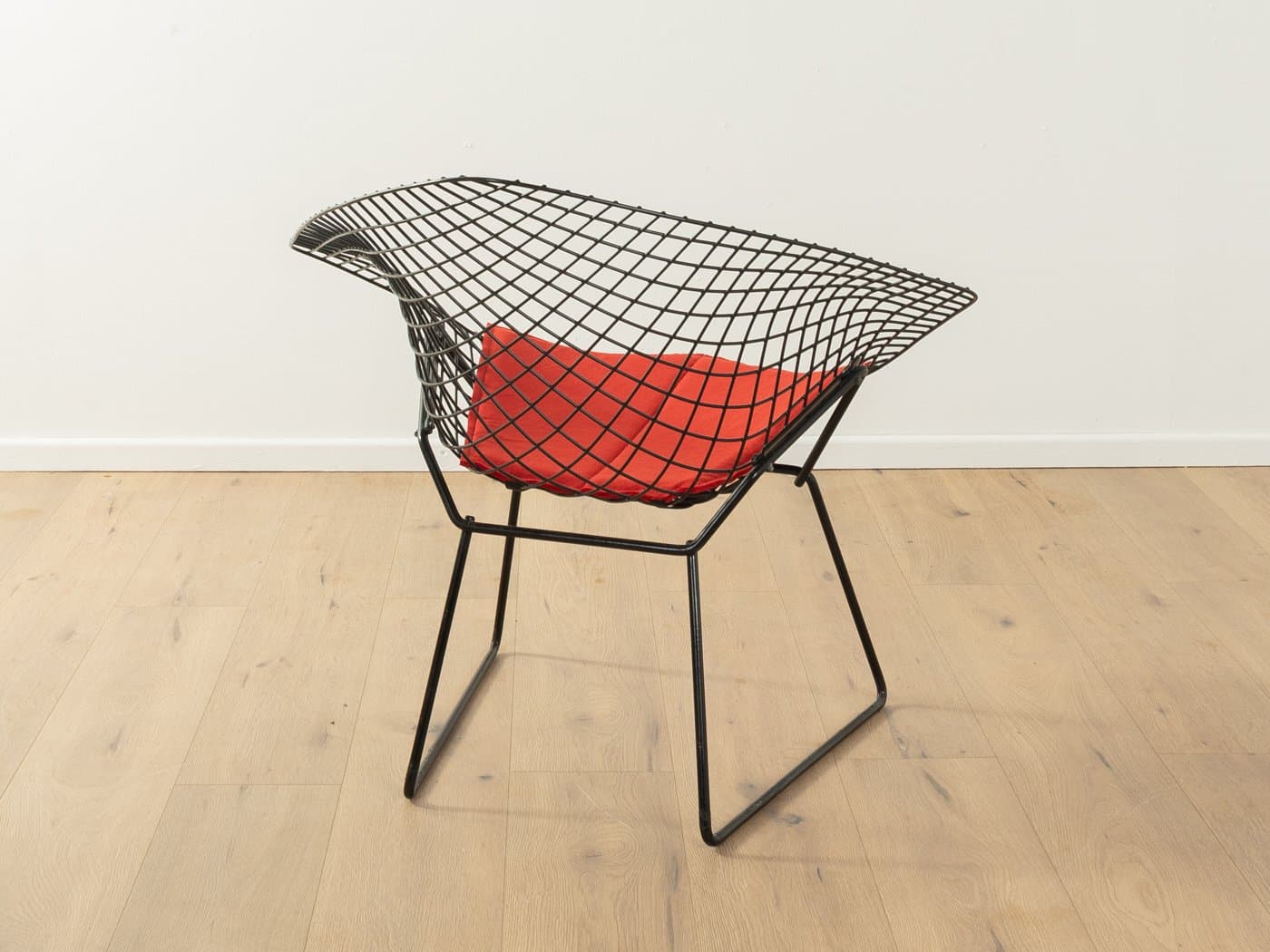 Fotel Diamond Chair HB_10, metal czarny, filc czerwony, proj. H. Bertoia, Knoll, Niemcy, lata 40. - 279381