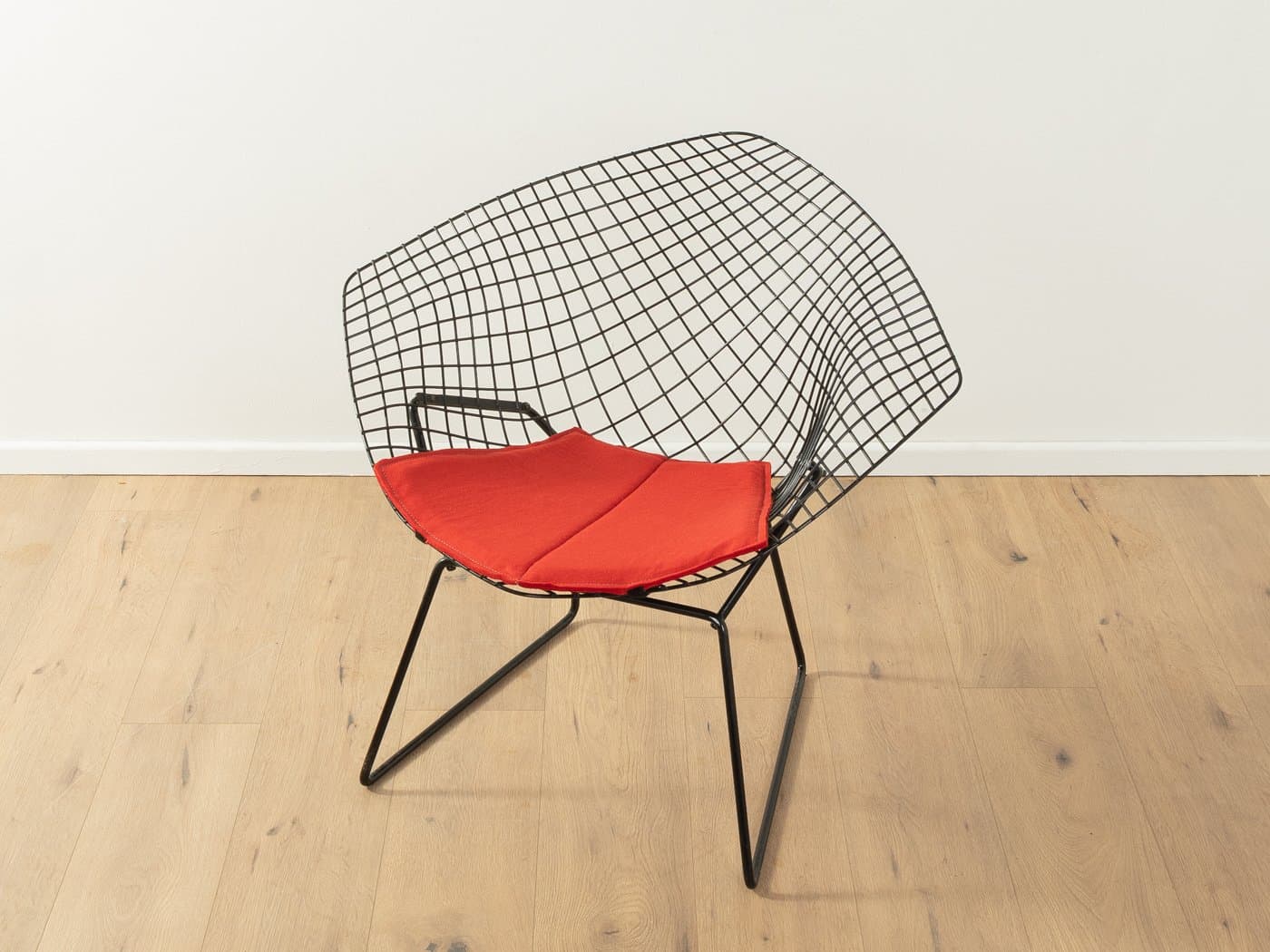 Fotel Diamond Chair HB_10, metal czarny, filc czerwony, proj. H. Bertoia, Knoll, Niemcy, lata 40. - 279387