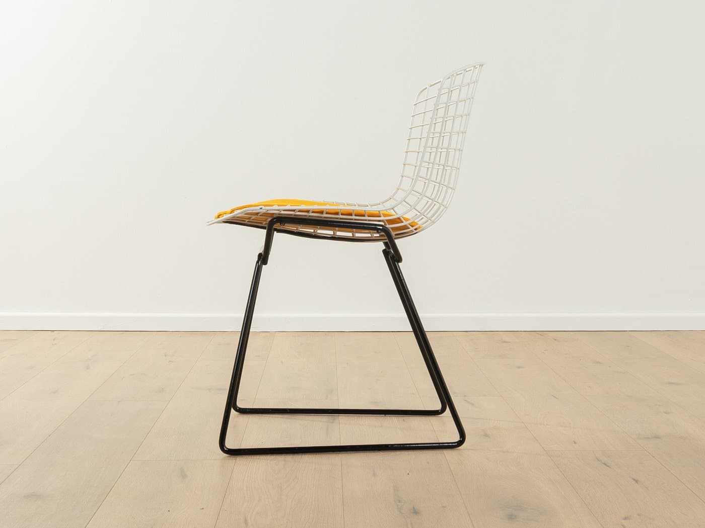 Krzesło 420, biały, żółty, czarny, proj. H. Bertoia, USA, lata 50. - 279374