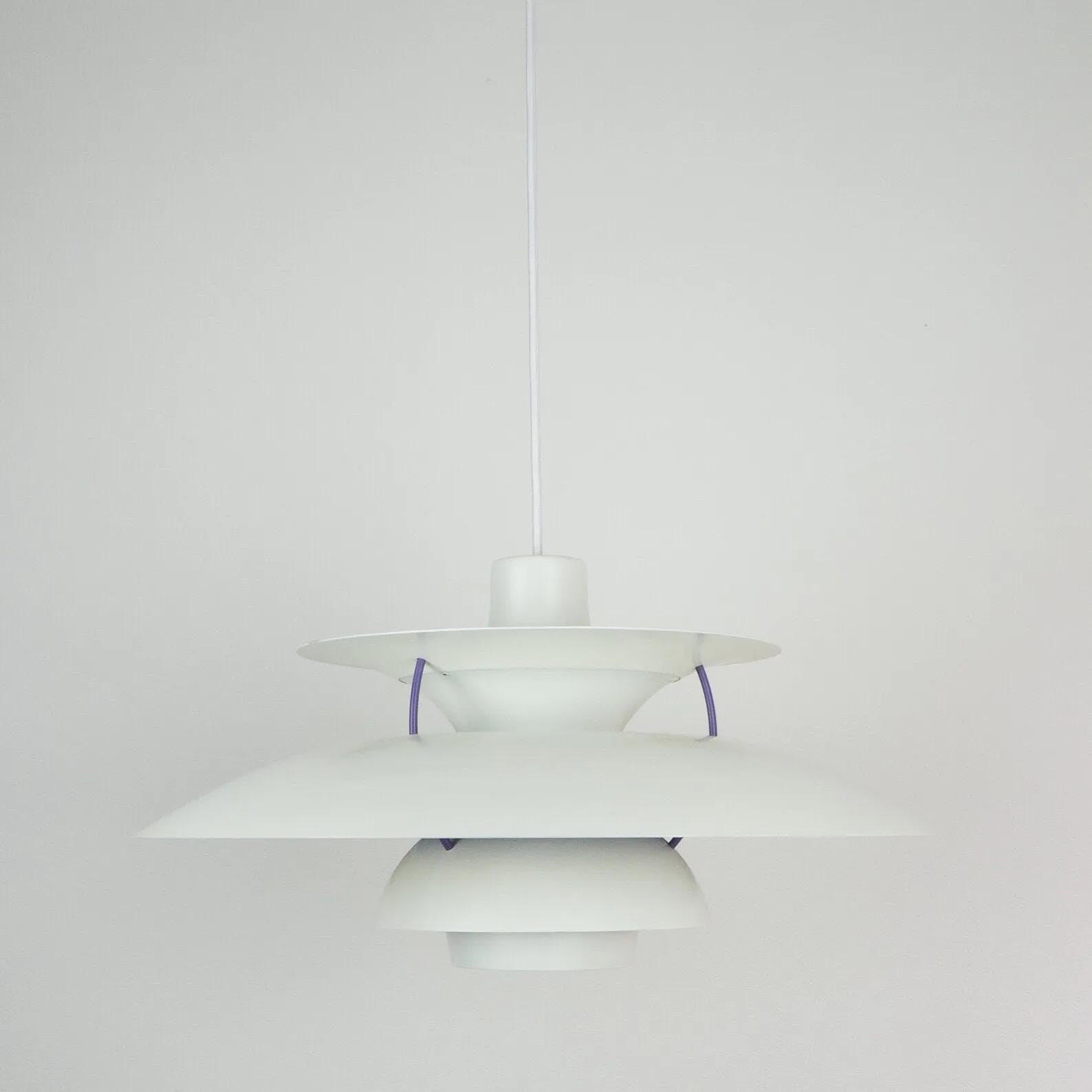 Biała aluminiowa lampa wisząca PH 5, proj. P. Henningsen dla Louis Poulsen, Dania, lata 80. - 20379