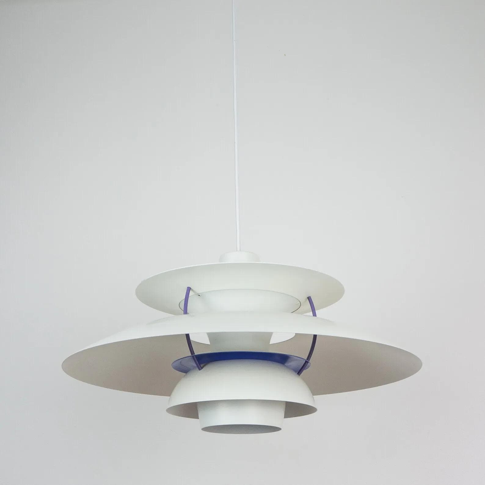 Biała aluminiowa lampa wisząca PH 5, proj. P. Henningsen dla Louis Poulsen, Dania, lata 80. - 20380