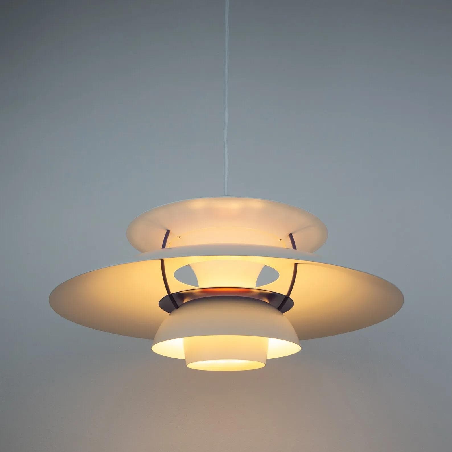 Biała aluminiowa lampa wisząca PH 5, proj. P. Henningsen dla Louis Poulsen, Dania, lata 80. - 20382