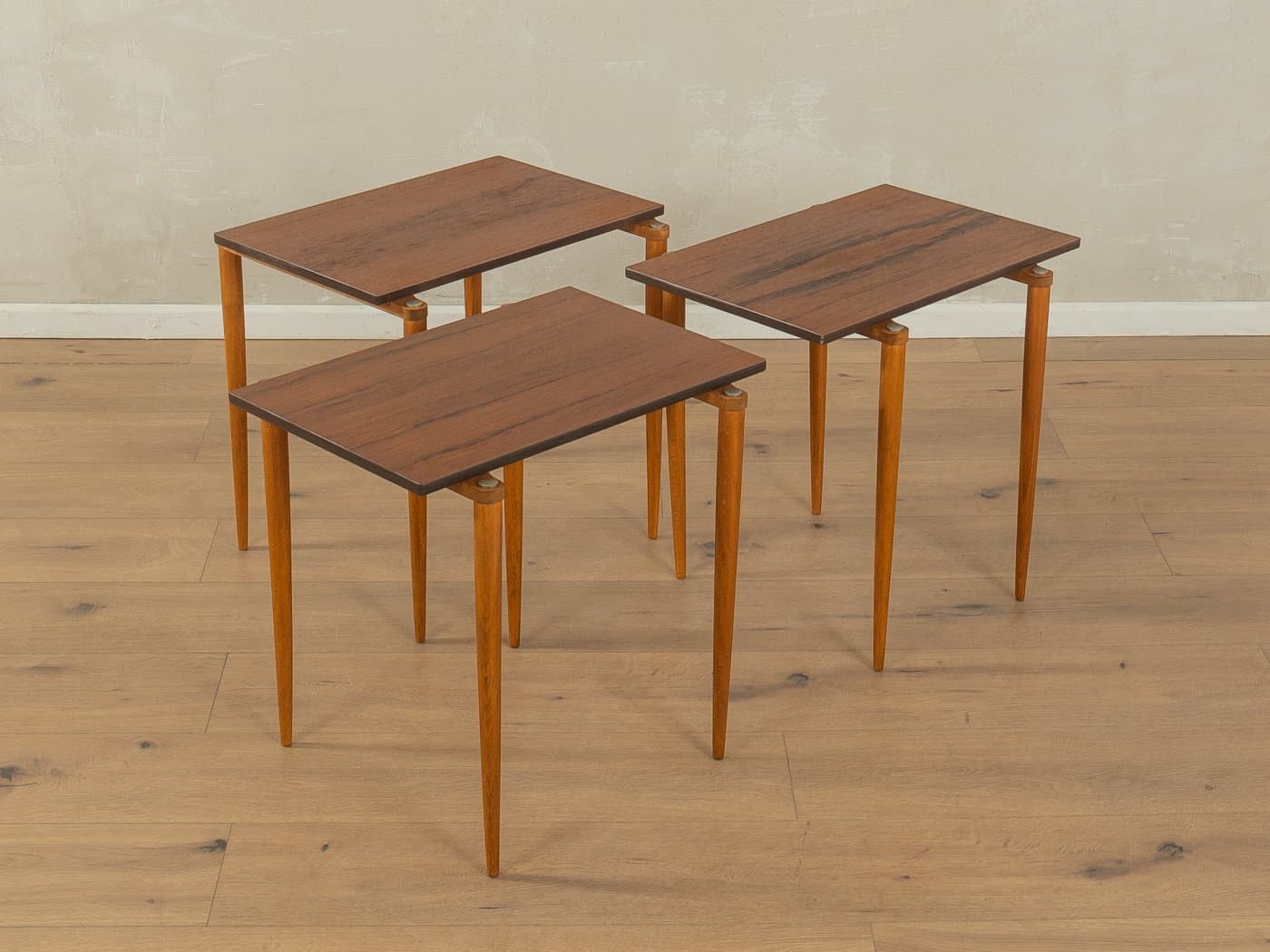 Zestaw trzech stolików wsuwanych, brązowy, buk, orzech, Dania, lata 60. - 279103