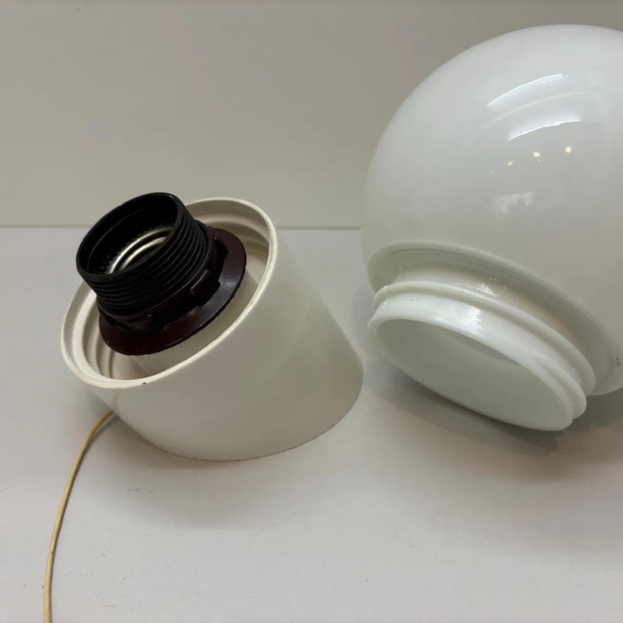 Ivory kinkiet bakelitowy z opalowym kloszem, modernistyczny, Niemcy, lata 70. - 20637