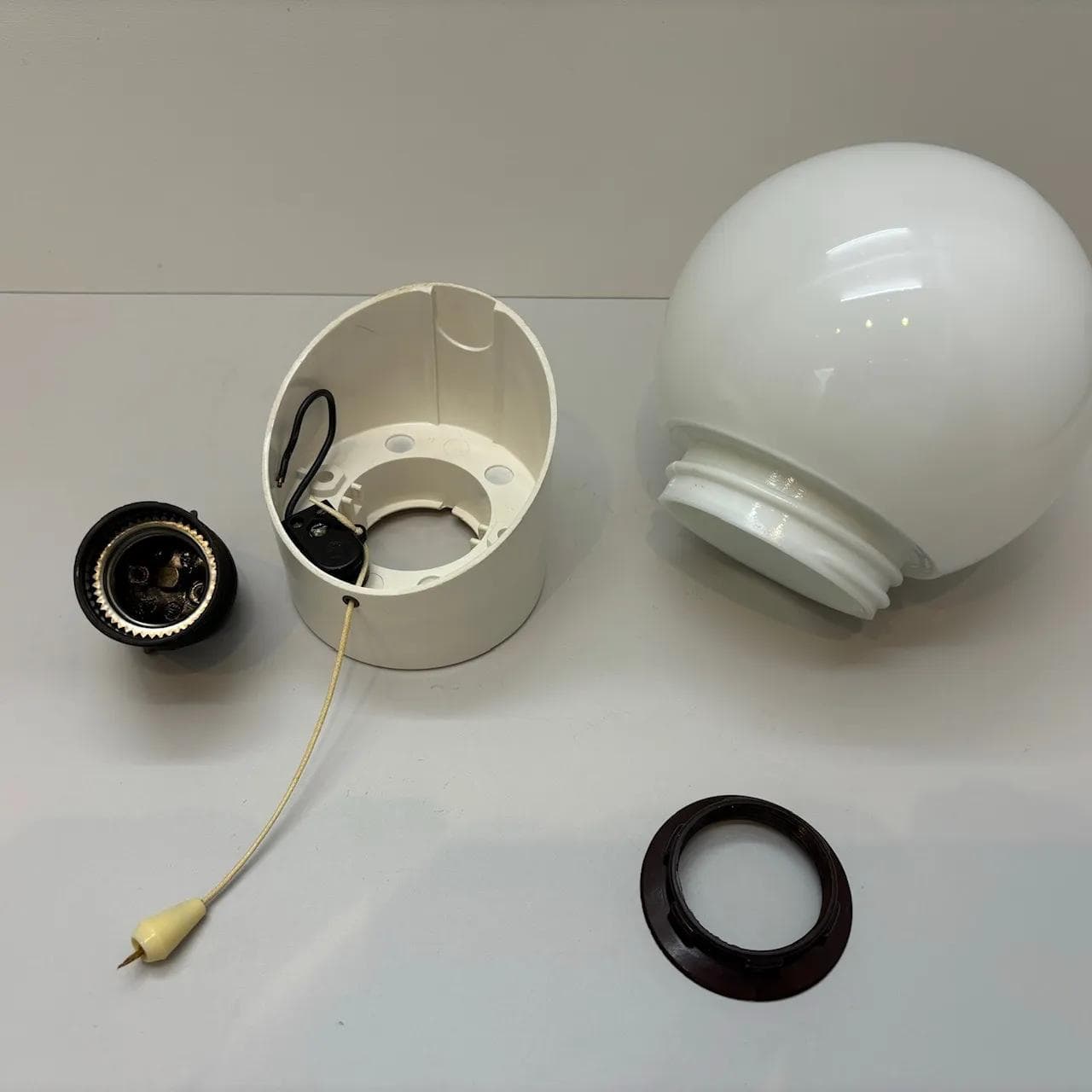 Ivory kinkiet bakelitowy z opalowym kloszem, modernistyczny, Niemcy, lata 70. - 20638