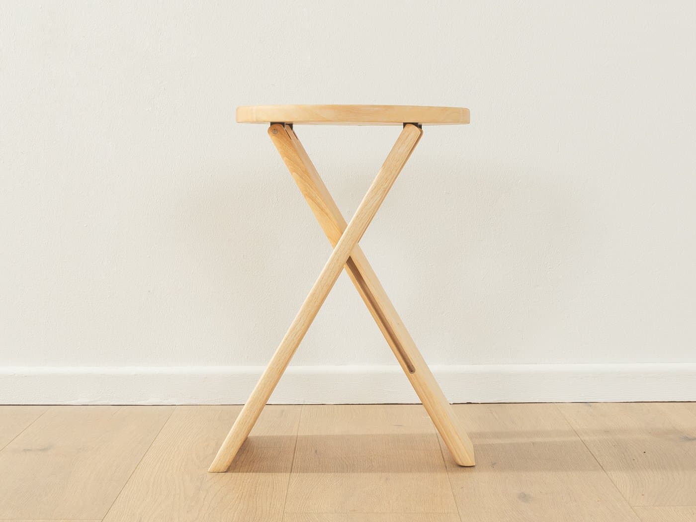 Zestaw czterech stołków składanych, buk beżowy, proj. R. Tallon, Francja, lata 70. - 278803