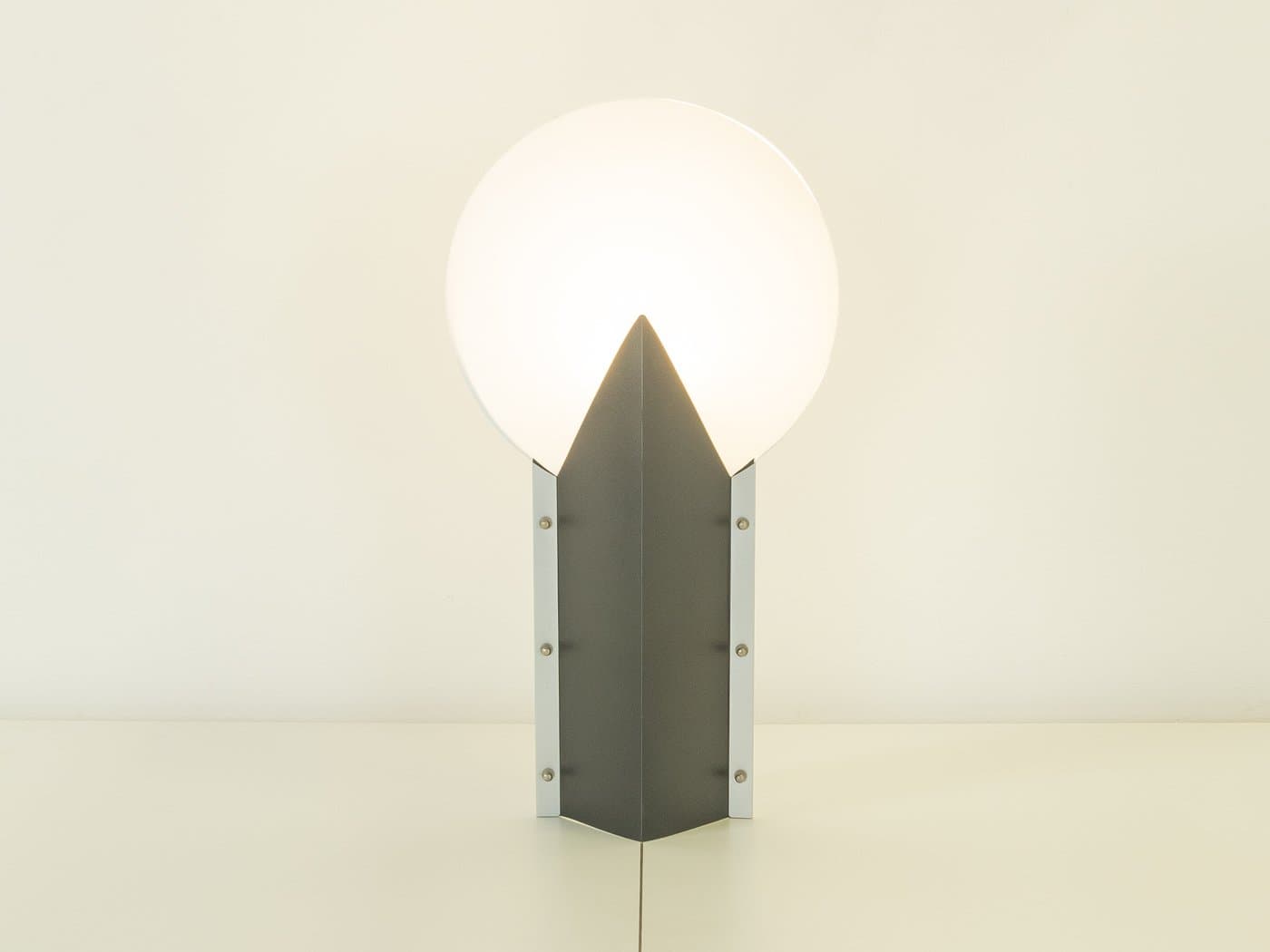 Lampa stołowa Moon, plastik czarny, plastik biały, proj. S. Parker, Slamp, Włochy, lata 90. - 278690