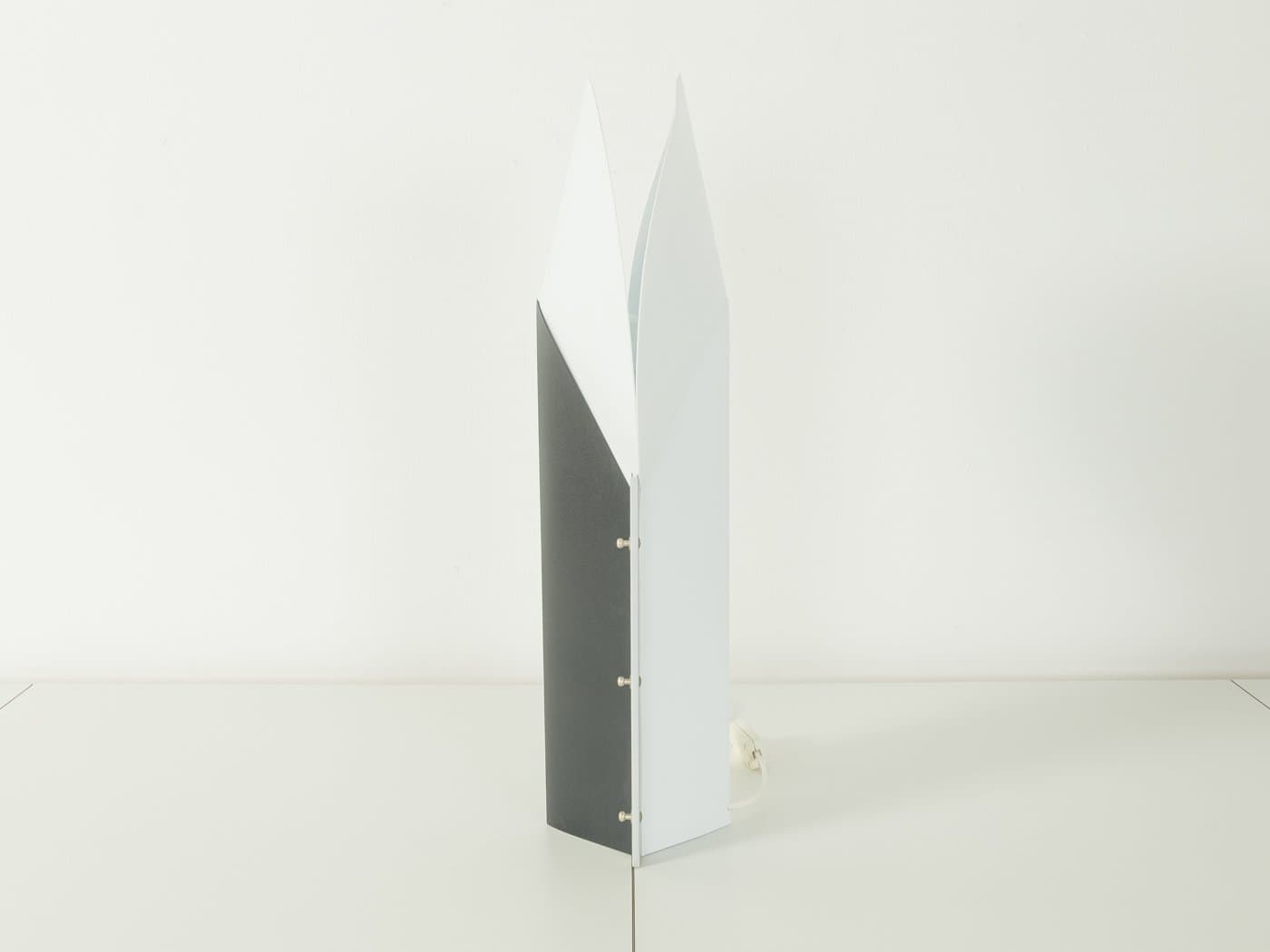 Lampa stołowa Moon, plastik czarny, plastik biały, proj. S. Parker, Slamp, Włochy, lata 90. - 278693