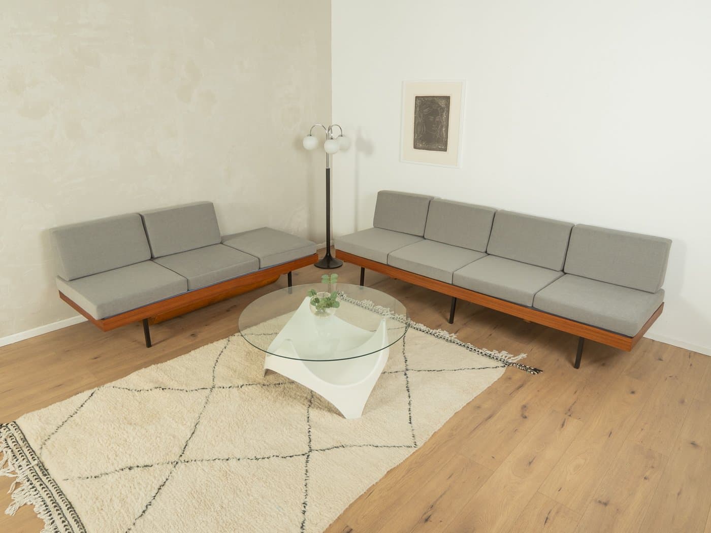 Zestaw dwóch sof, styl skandynawski, tkanina jasnoszara, teak brązowy, Niemcy, lata 60. - 278408