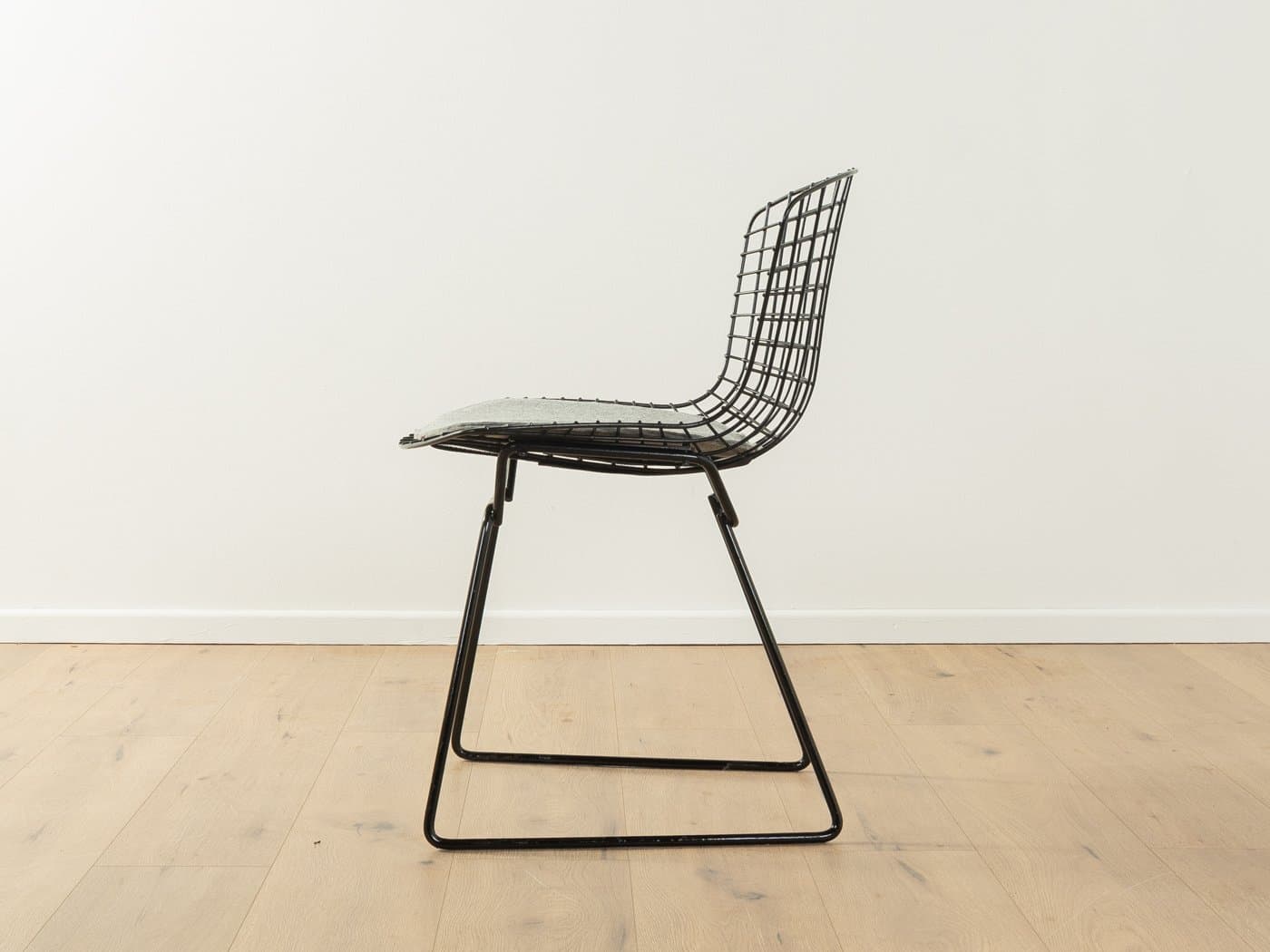 Zestaw czterech krzeseł Model 420 Bertoia, metal czarny, Knoll, USA, lata 40. - 278317