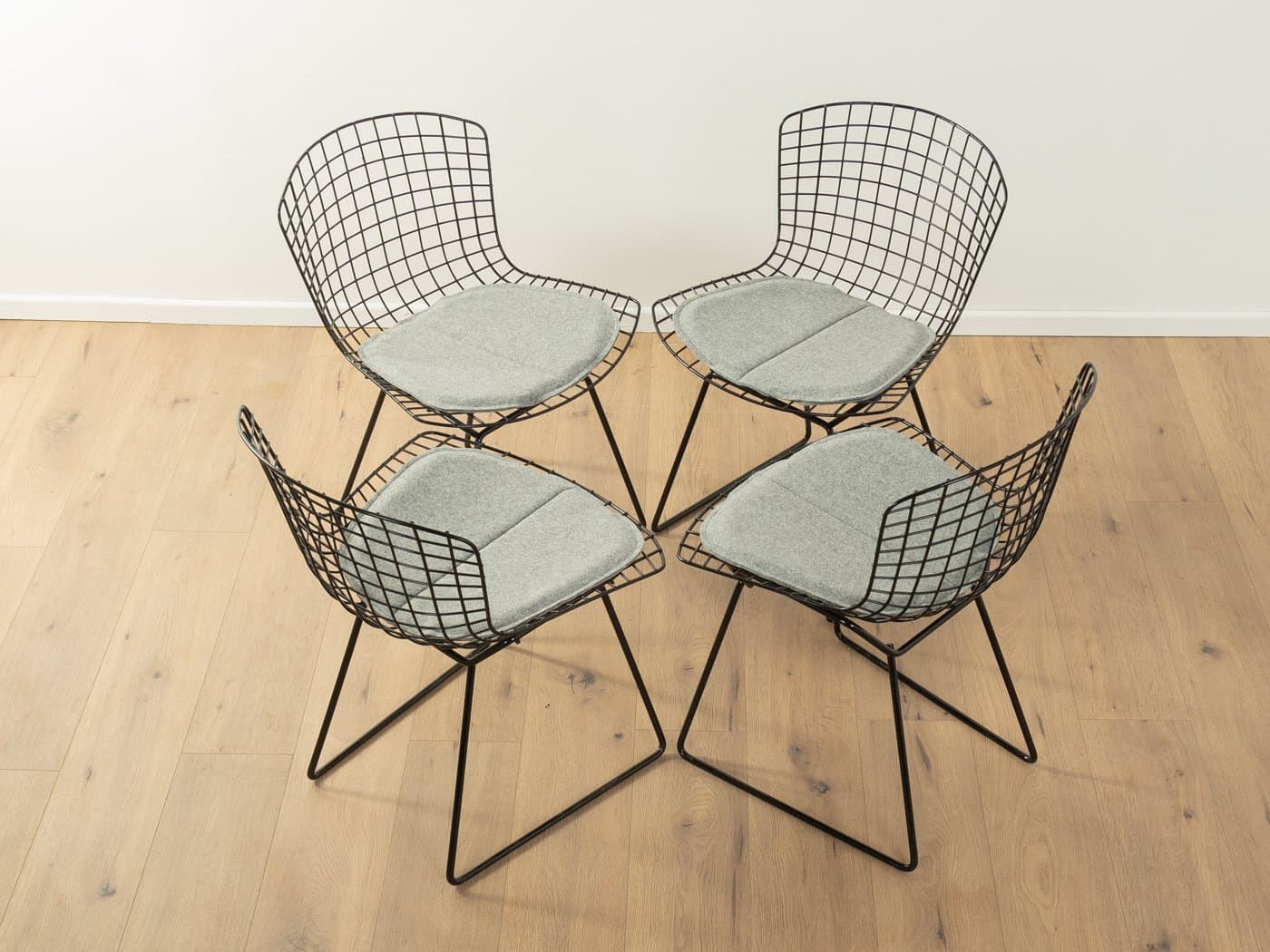 Zestaw czterech krzeseł Model 420 Bertoia, metal czarny, Knoll, USA, lata 40. - 278322
