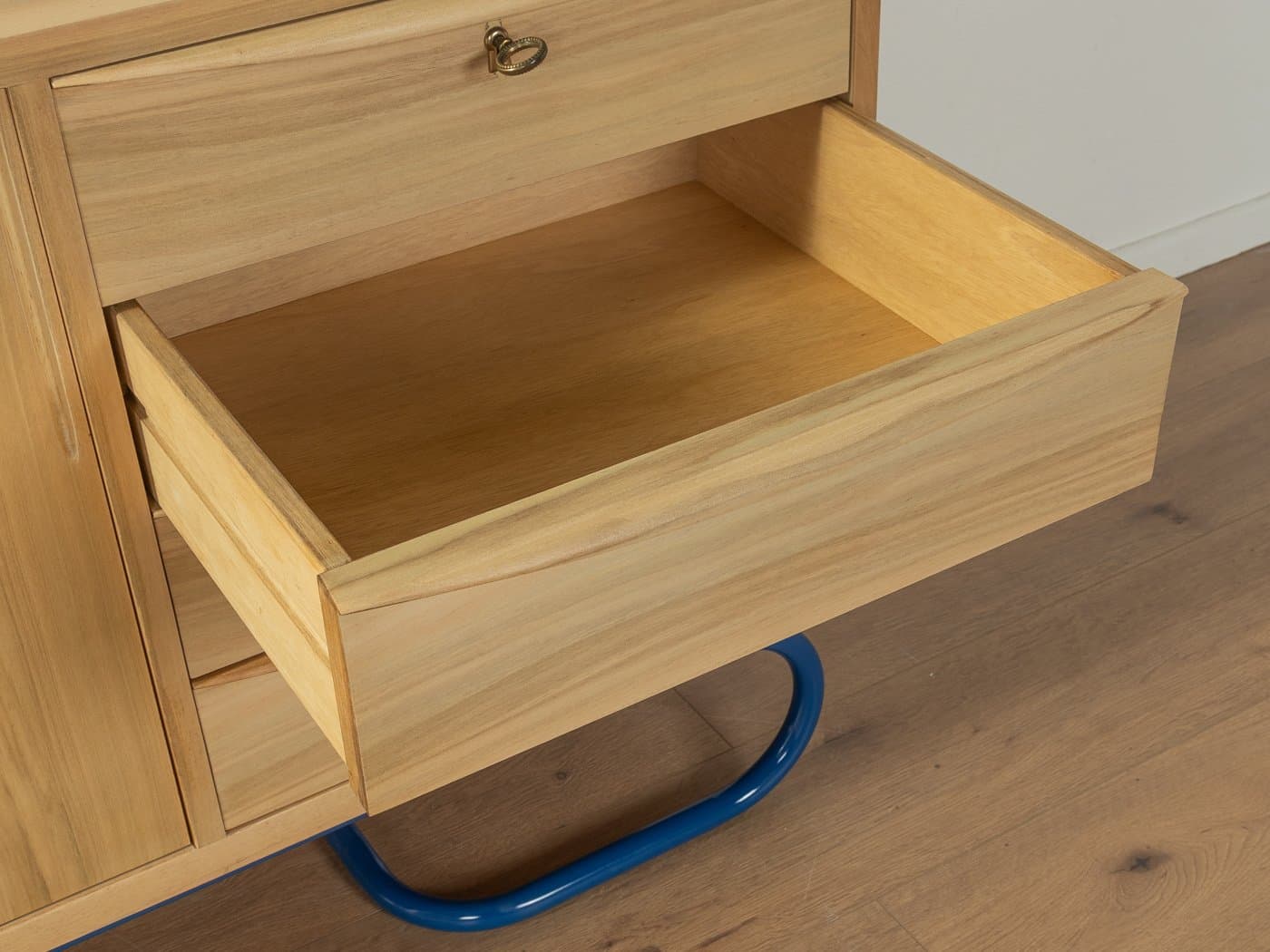 Kredens Bauhaus, orzech brązowy, stal nierdzewna niebieska, Niemcy, lata 50. - 278220