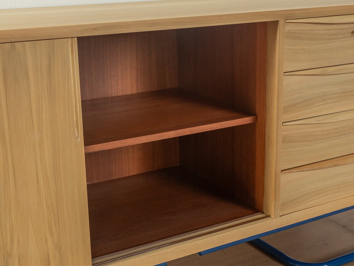 Kredens Bauhaus, orzech brązowy, stal nierdzewna niebieska, Niemcy, lata 50. - 278218