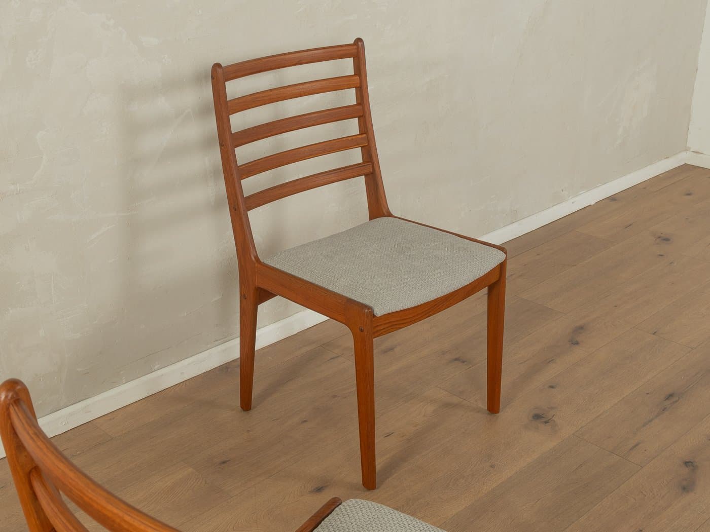 Zestaw pięciu krzeseł jadalnianych, teak brązowy, tkanina szara, Niemcy, lata 60. - 278113