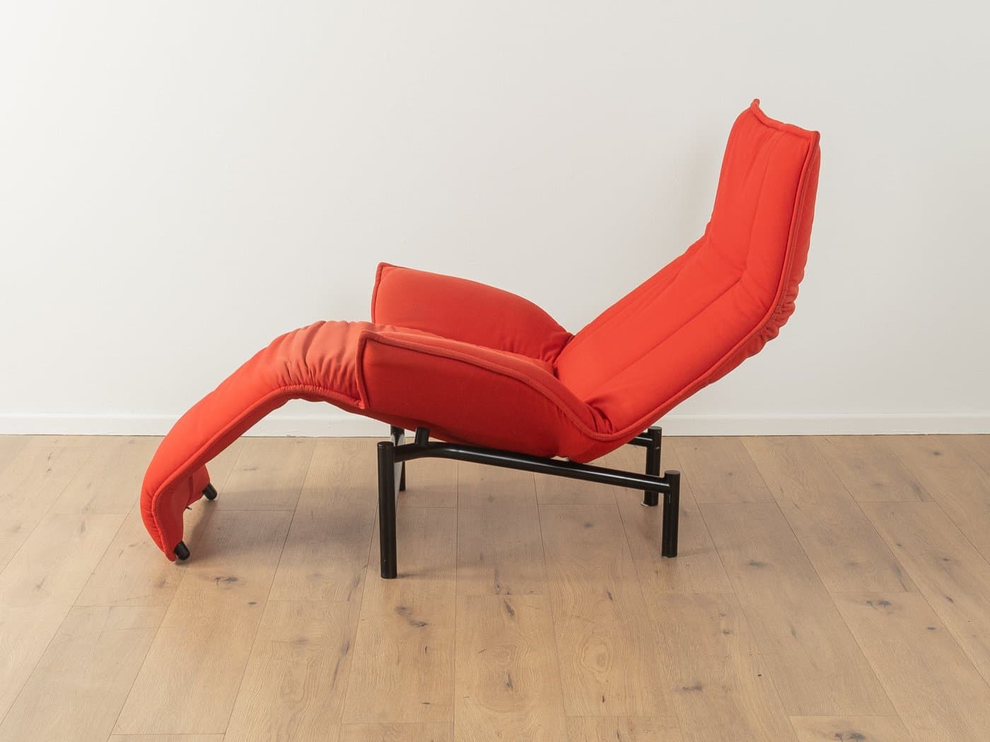 Fotel Veranda, stal czarna, tkanina czerwona, proj. V. Magistretti, Cassina, Włochy, lata 80. - 279768