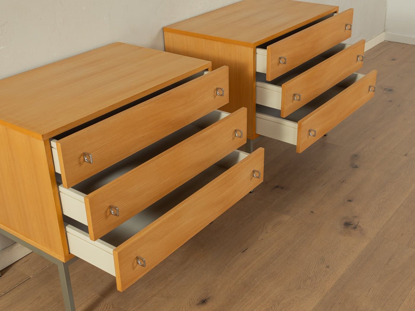 Zestaw dwóch stolików nocnych, jesion brązowy, stal szczotkowana szara, Niemcy, lata 60. - 283304