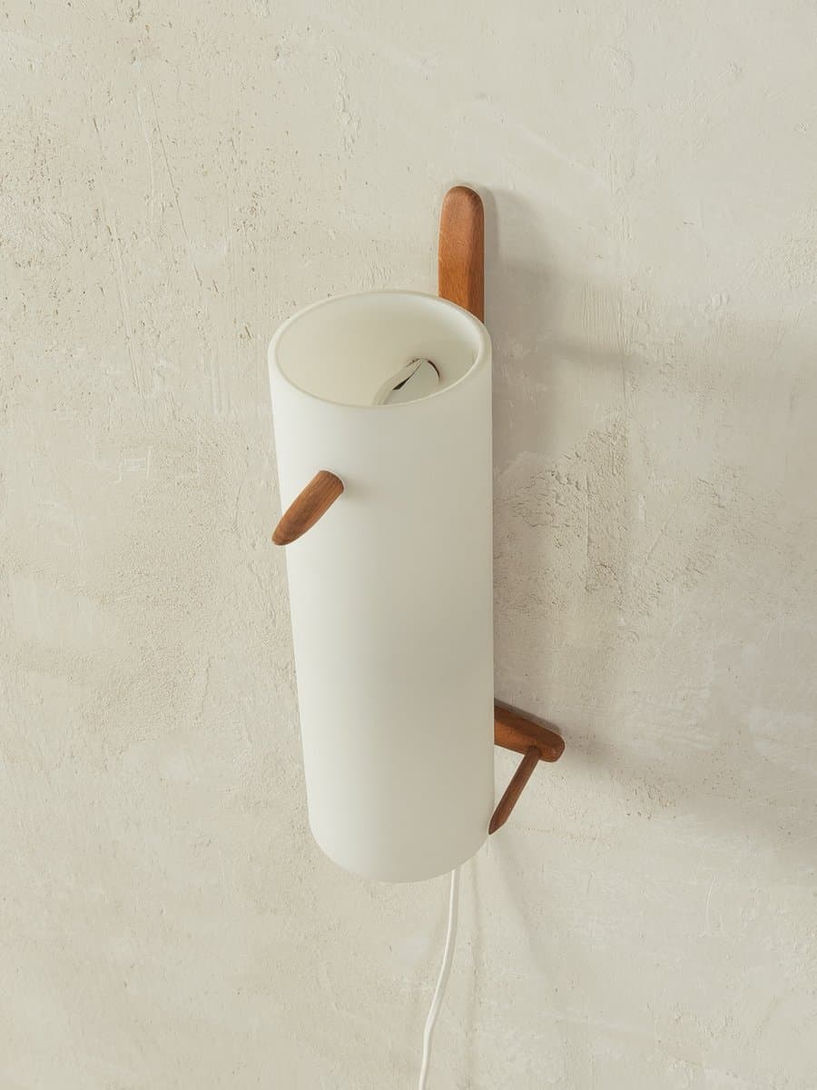 Kinkiet, matowe szkło białe, teak brązowy, proj. U. & Ö. Kristiansson, Luxus, Szwecja, lata 60. - 283246