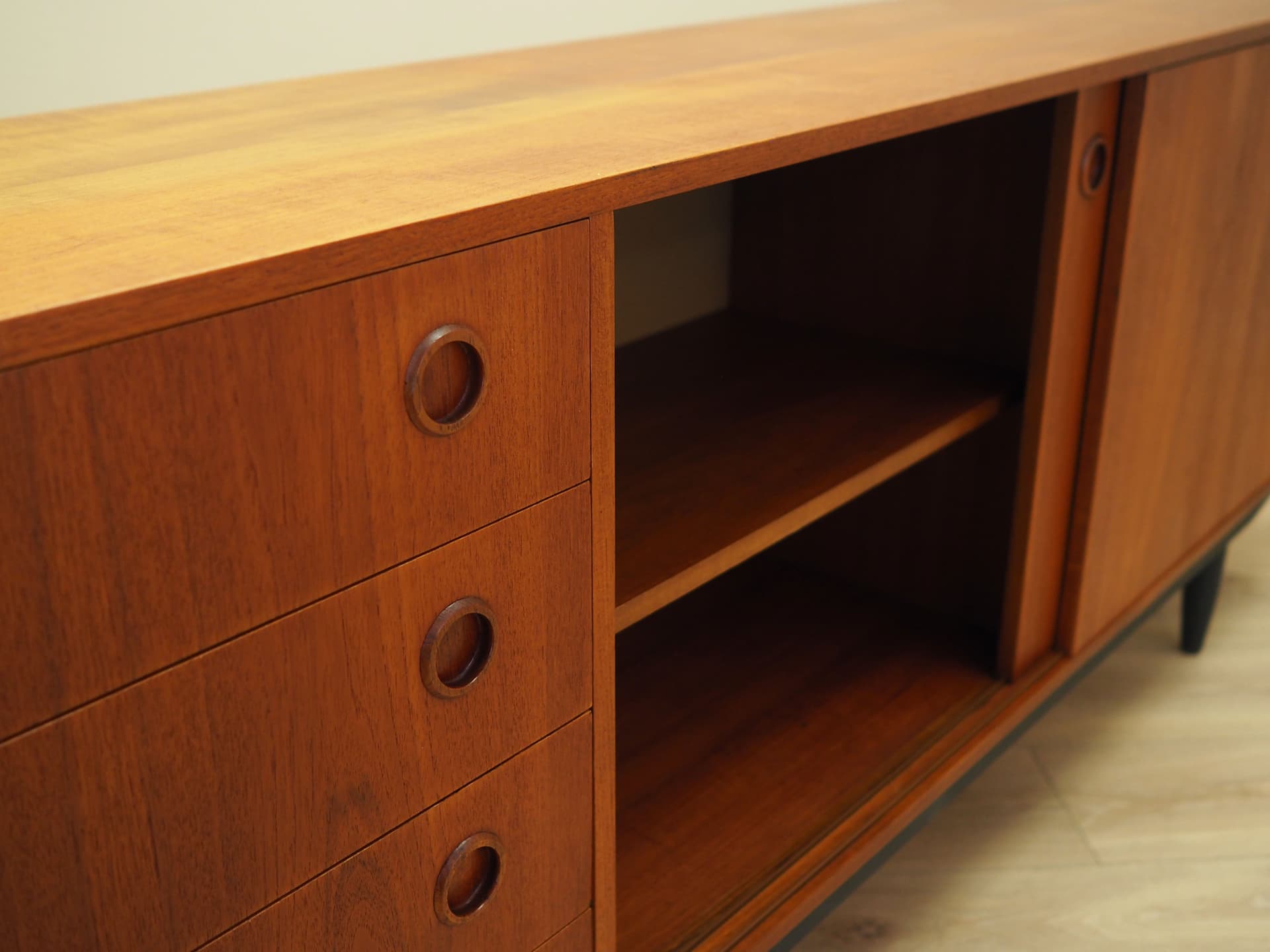 Sideboard, teak pomarańczowy, Dania, lata 70. - 73565