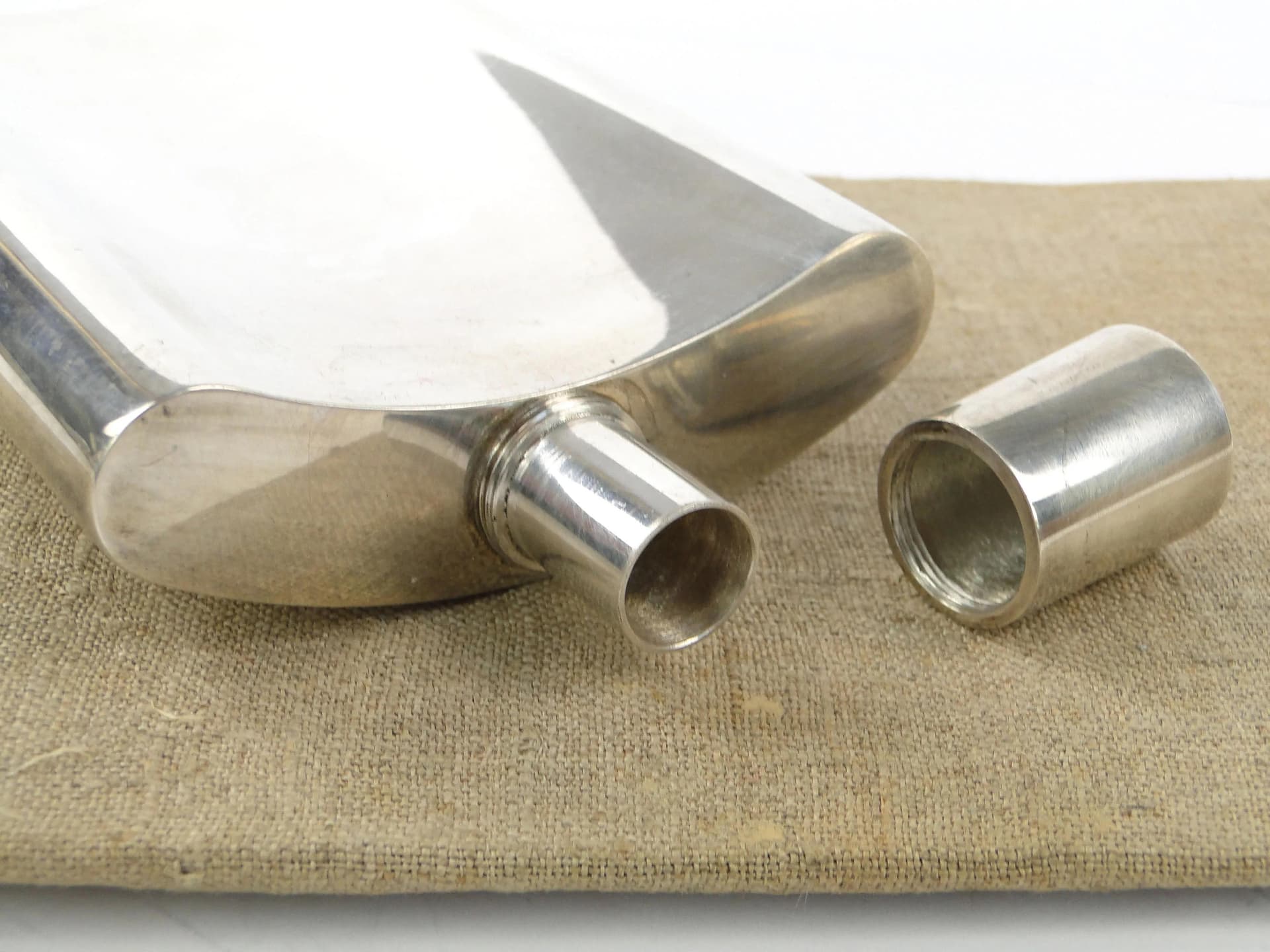 Piersiówka, srebro, proj. T. R. Stajszczak, Polska, lata 80. - 20951