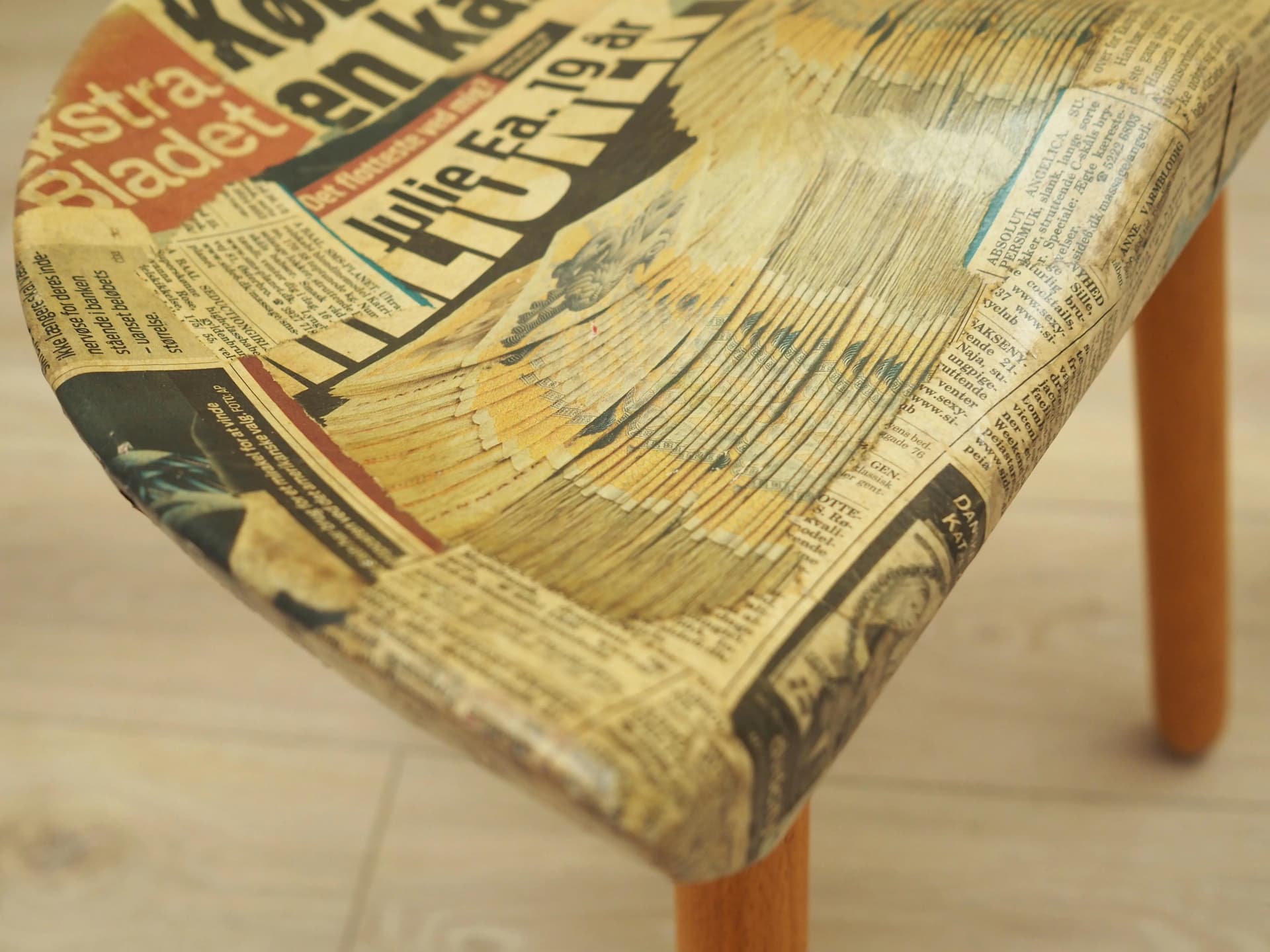 Taboret trójnóg, żółty, drewno, proj. A. Hovmand-Olsen, Dania, lata 50. - 20819