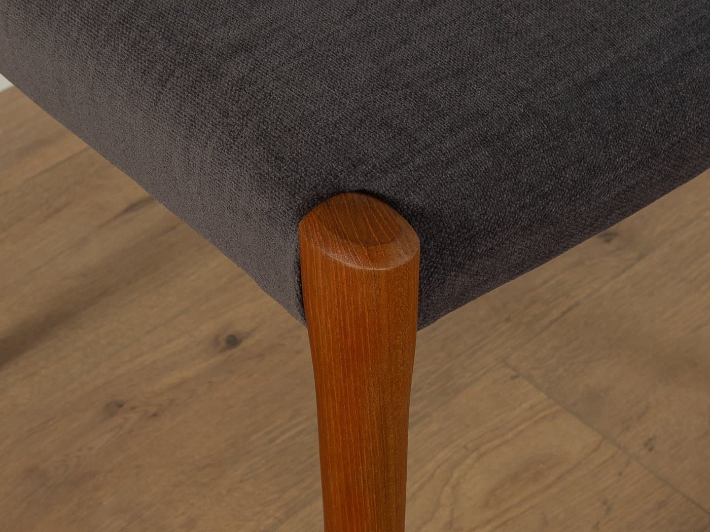 Krzesło jadalniane Model 77, teak brązowy, tkanina szara, proj. N. O. Møller, J.L. Møllers Møbelfabrik, Dania, lata 50. - 284154