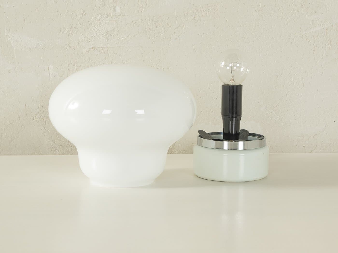 Lampa stołowa Bulb, szkło matowe białe, metal biały, proj. E. Tronconi, Włochy, lata 70. - 286935