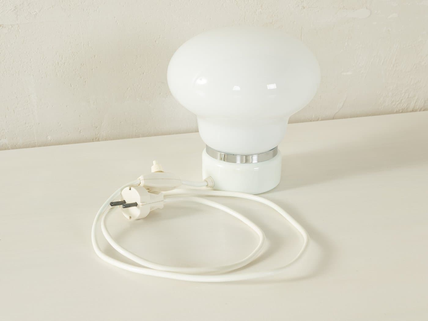 Lampa stołowa Bulb, szkło matowe białe, metal biały, proj. E. Tronconi, Włochy, lata 70. - 286936