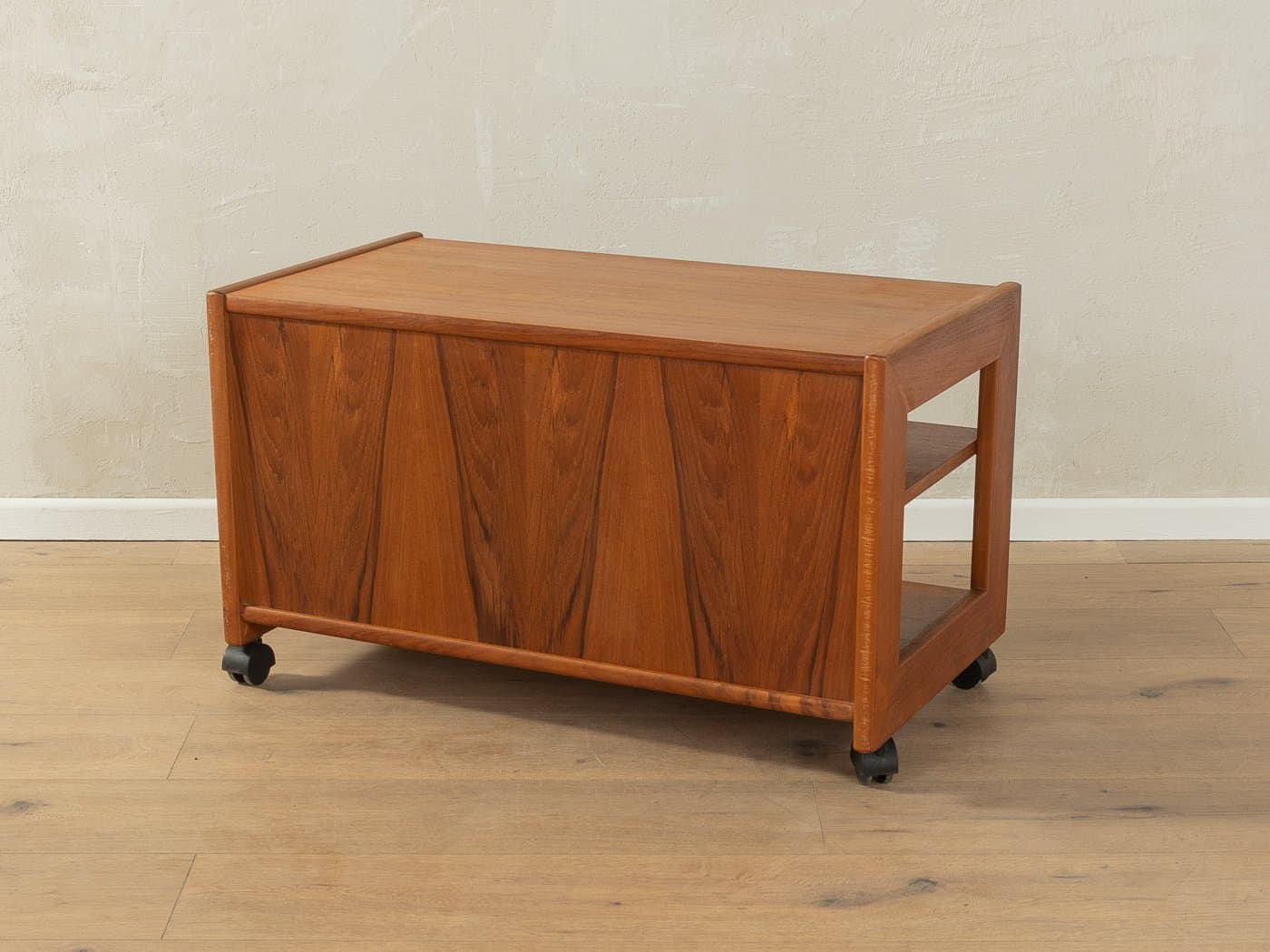 Stolik pomocniczy na kółkach, teak brązowy, Dania, lata 60. - 286797