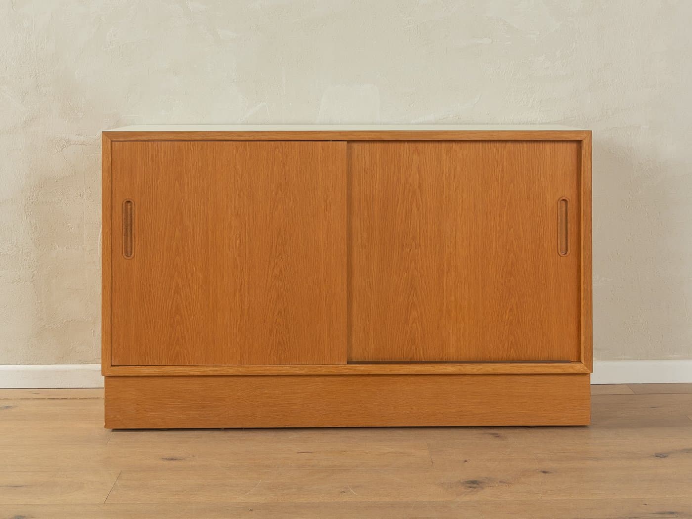 Komoda, dąb brązowy, blat biały, proj. P. Hundevad, Hundevad&Co., Dania, lata 60. - 286358