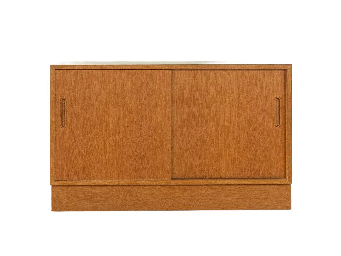 Komoda, dąb brązowy, blat biały, proj. P. Hundevad, Hundevad&Co., Dania, lata 60.