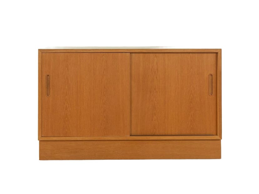 Komoda, dąb brązowy, blat biały, proj. P. Hundevad, Hundevad&Co., Dania, lata 60.