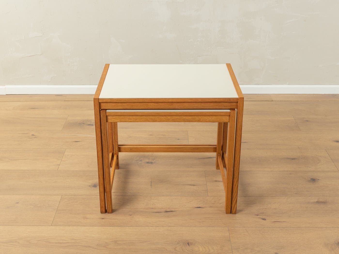 Zestaw dwóch stolików wsuwanych, dąb brązowy, blat Formica biały, Niemcy, lata 60. - 285971