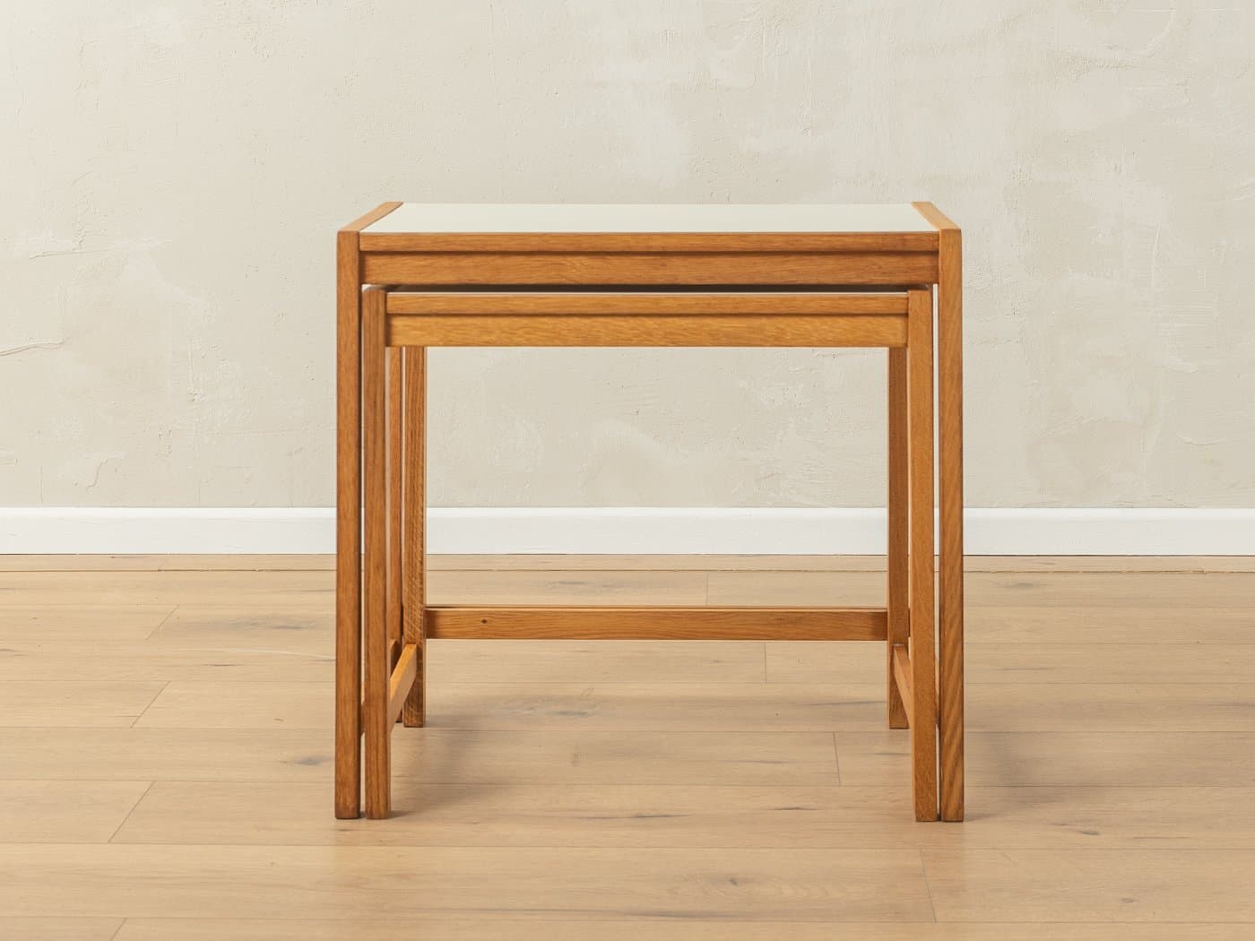 Zestaw dwóch stolików wsuwanych, dąb brązowy, blat Formica biały, Niemcy, lata 60. - 285970