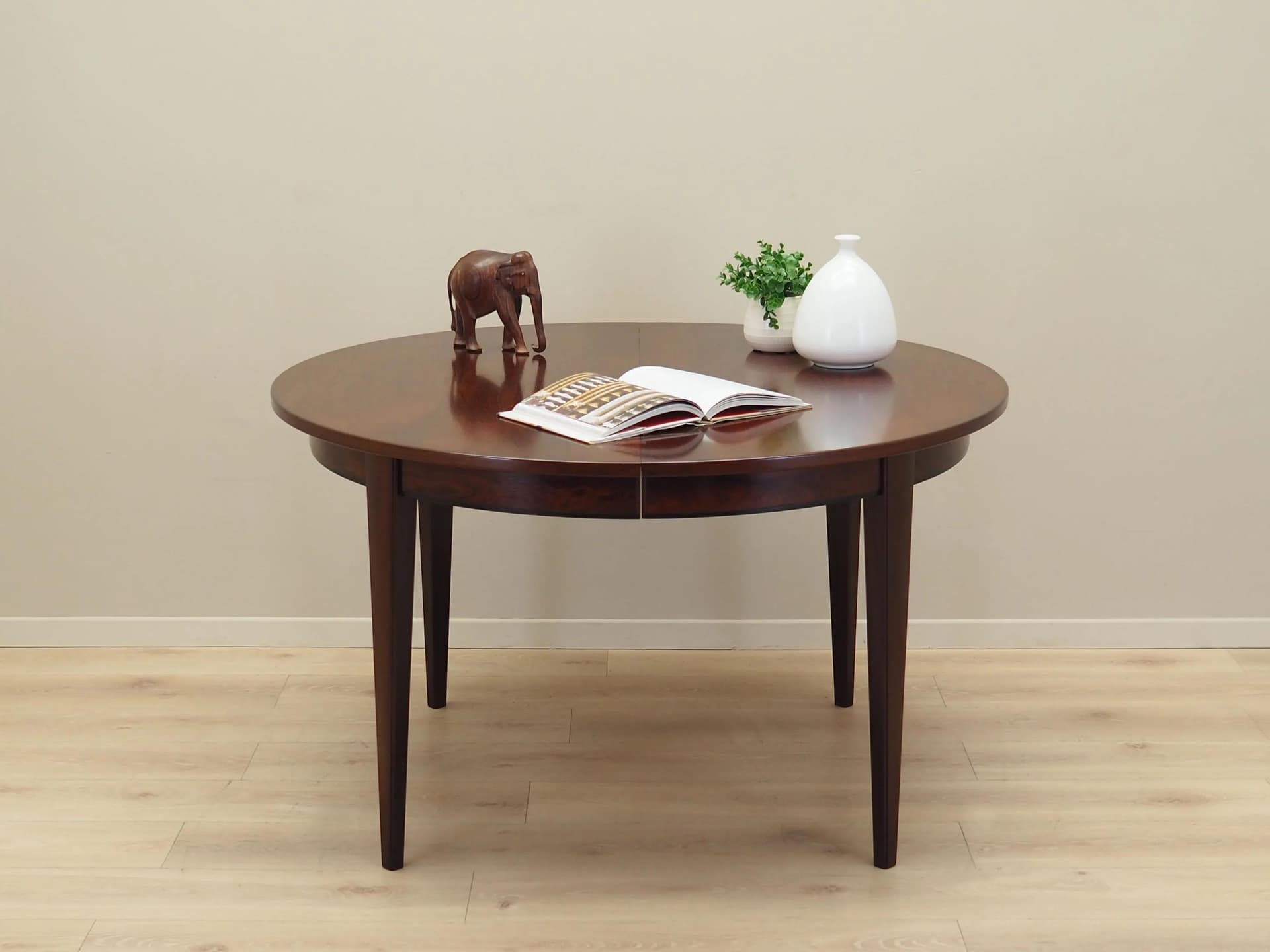 Round table, brown rosewood, Omann Jun, Denmark, 1970s. - 21033