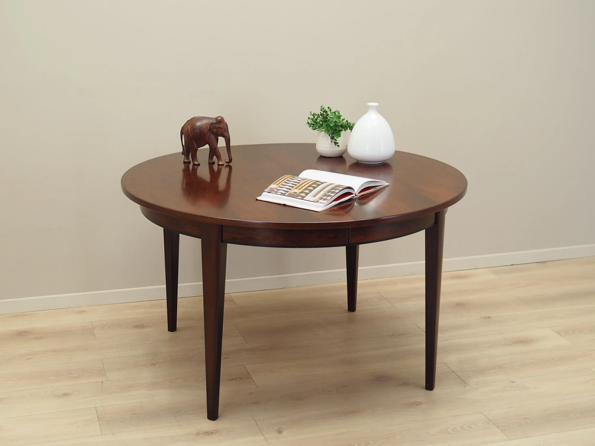 Round table, brown rosewood, Omann Jun, Denmark, 1970s. - 21034