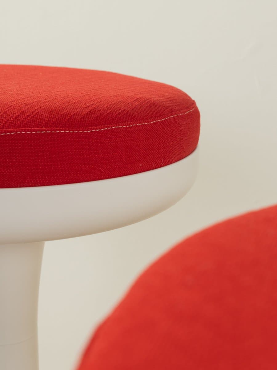 Zestaw trzech stołków barowych, czerwony velvet, plastik biały, stal nierdzewna chromowana, Niemcy, lata 70. - 285797