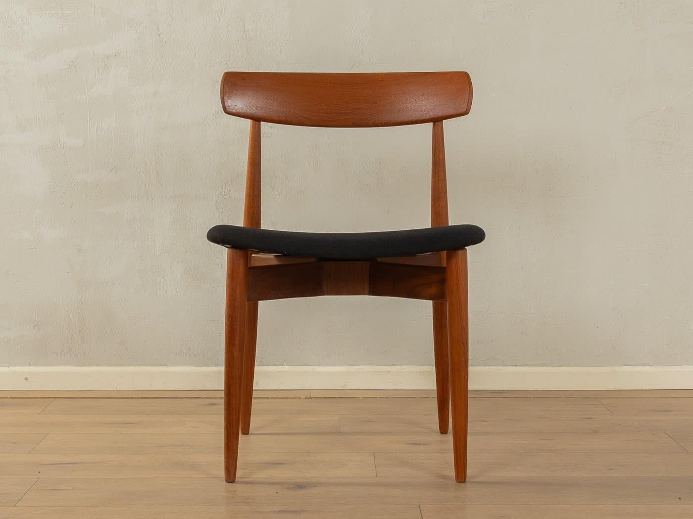 Krzesło do jadalni, teak brązowy, tkanina czarna, proj. H.W. Klein, Norwegia, lata 60. - 285670